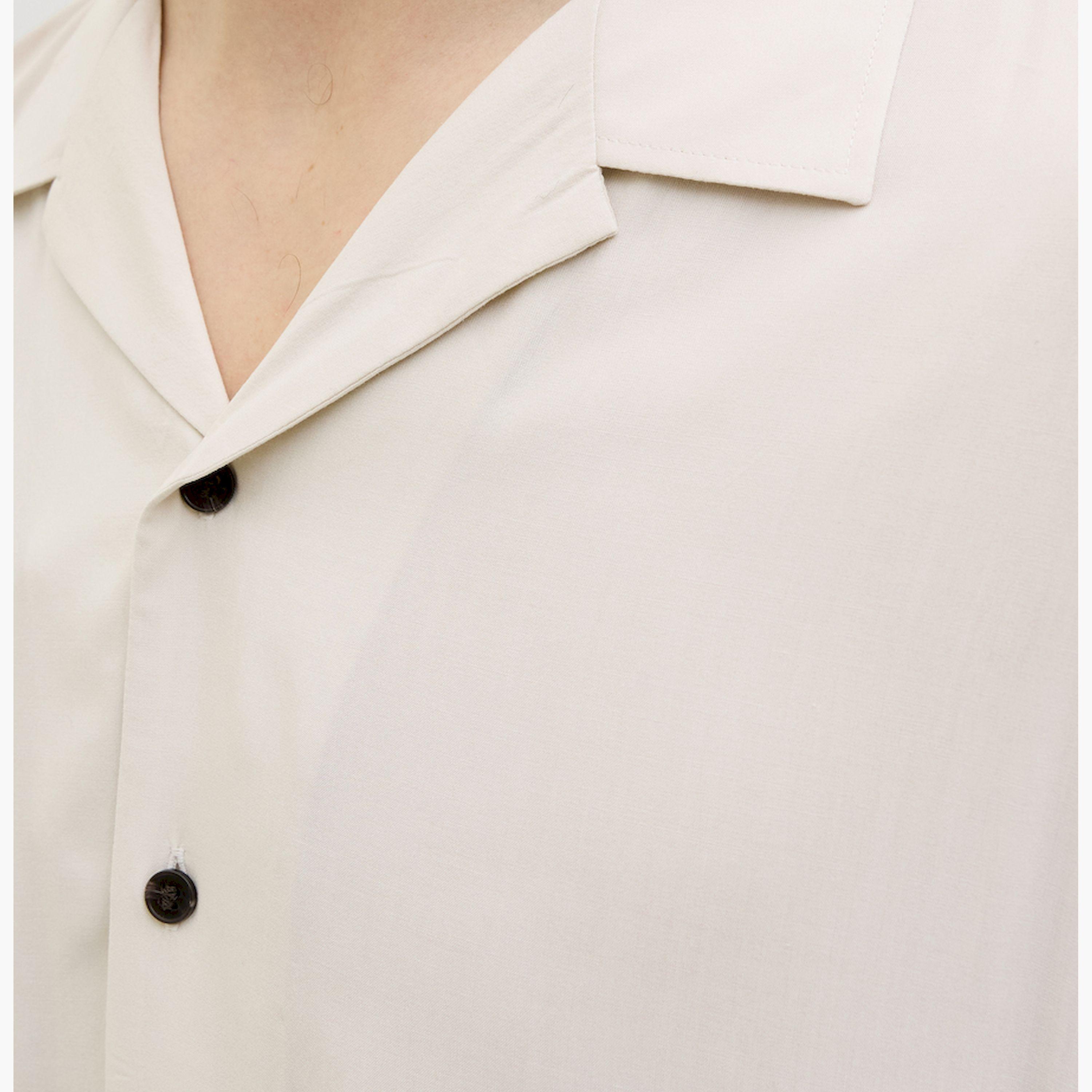 ريبيل × ستايلي - قميص سادة بقصّة عادية وياقة واسعة-men-clothing-shirts-image-1