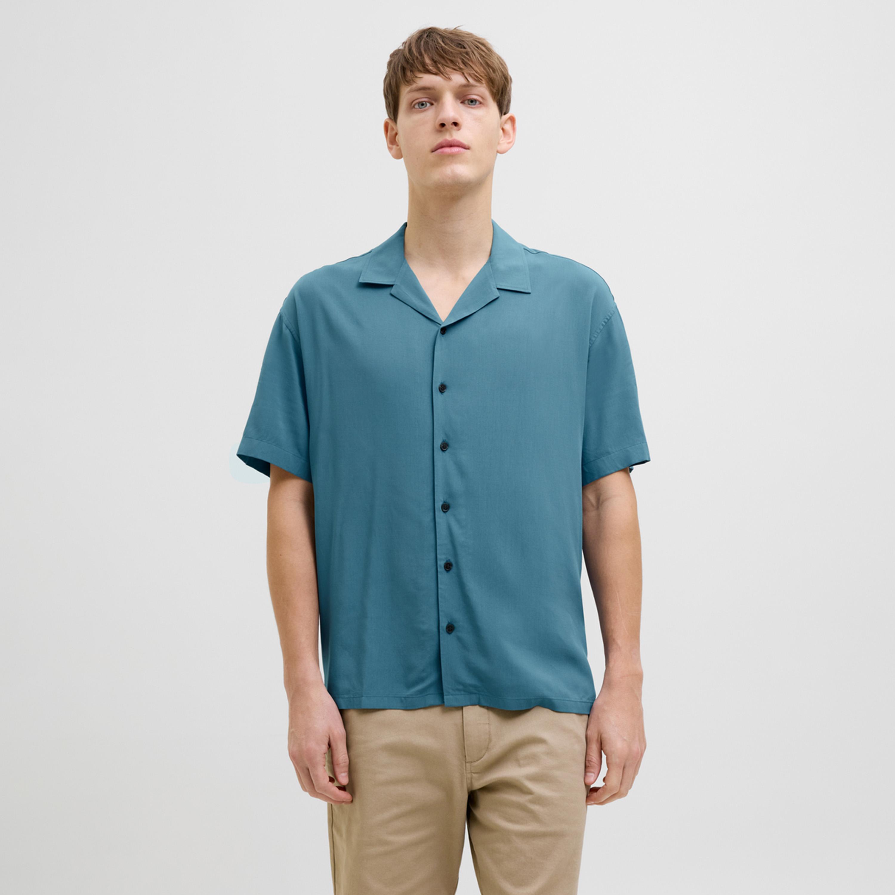 ريبيل × ستايلي - قميص سادة بقصّة عادية وياقة واسعة-men-clothing-shirts-image-1
