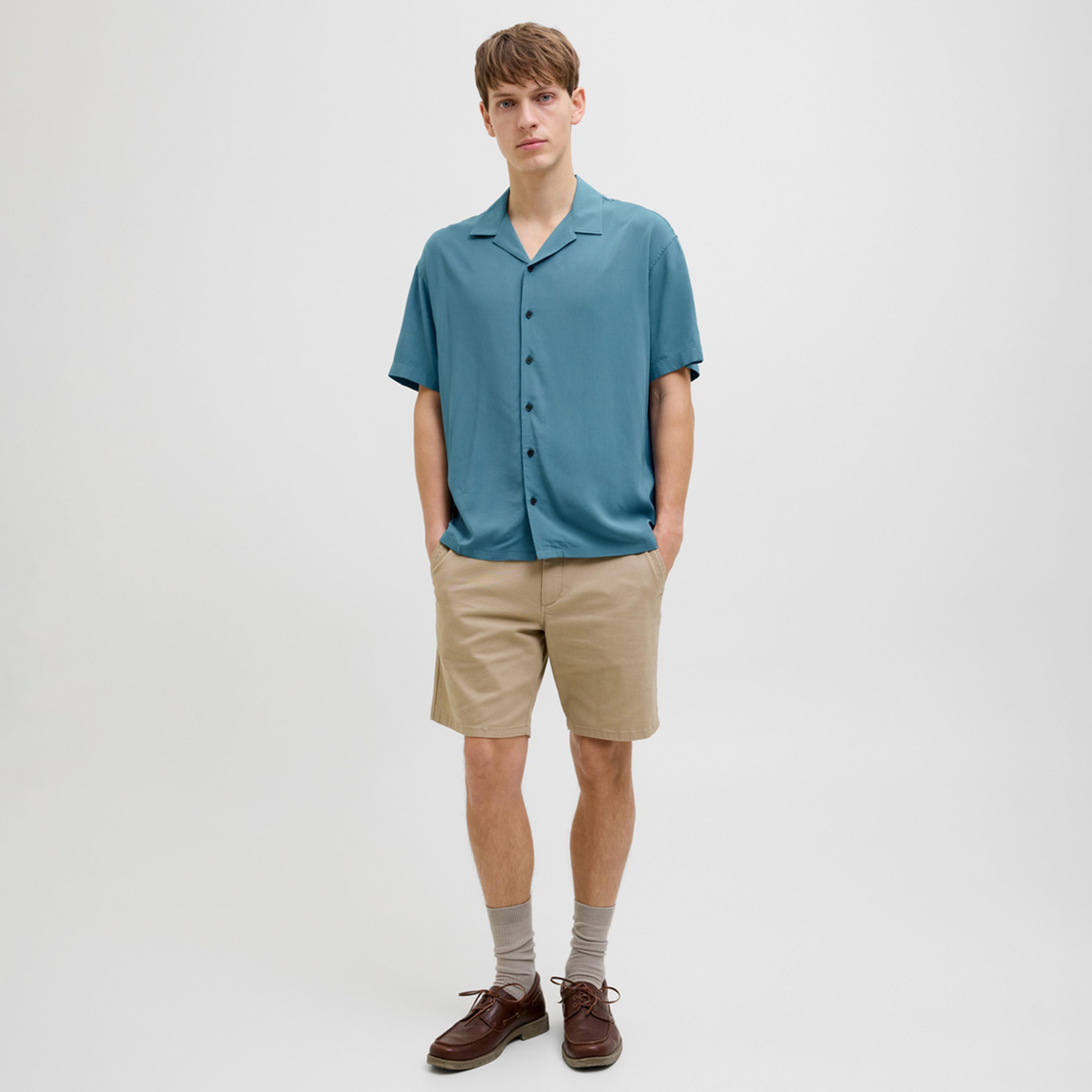 ريبيل × ستايلي - قميص سادة بقصّة عادية وياقة واسعة-men-clothing-shirts-image-2