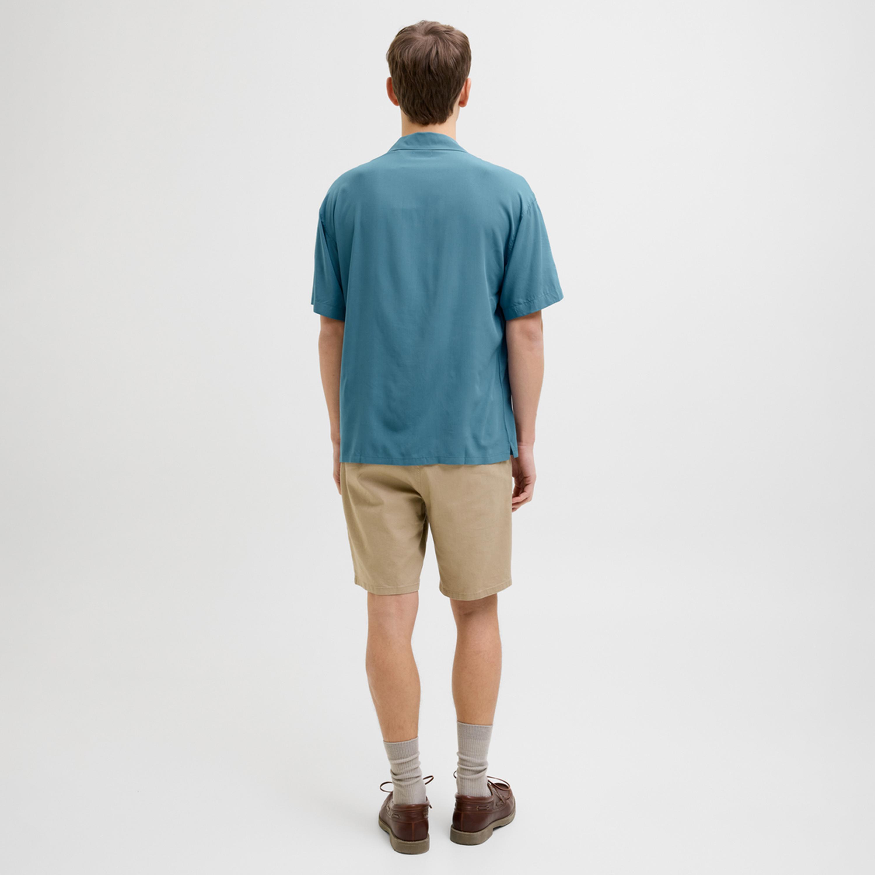 ريبيل × ستايلي - قميص سادة بقصّة عادية وياقة واسعة-men-clothing-shirts-image-3
