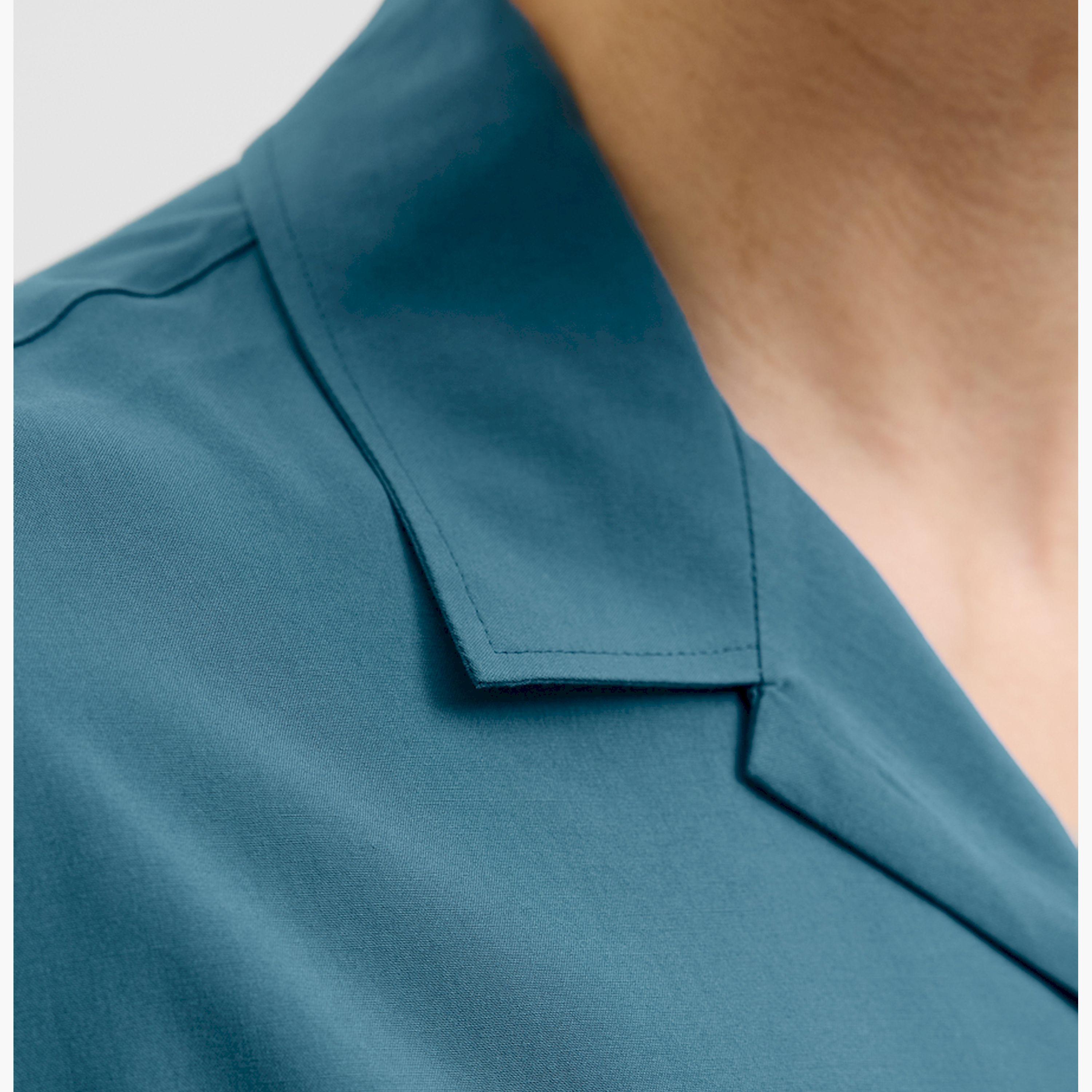 ريبيل × ستايلي - قميص سادة بقصّة عادية وياقة واسعة-men-clothing-shirts-image-4