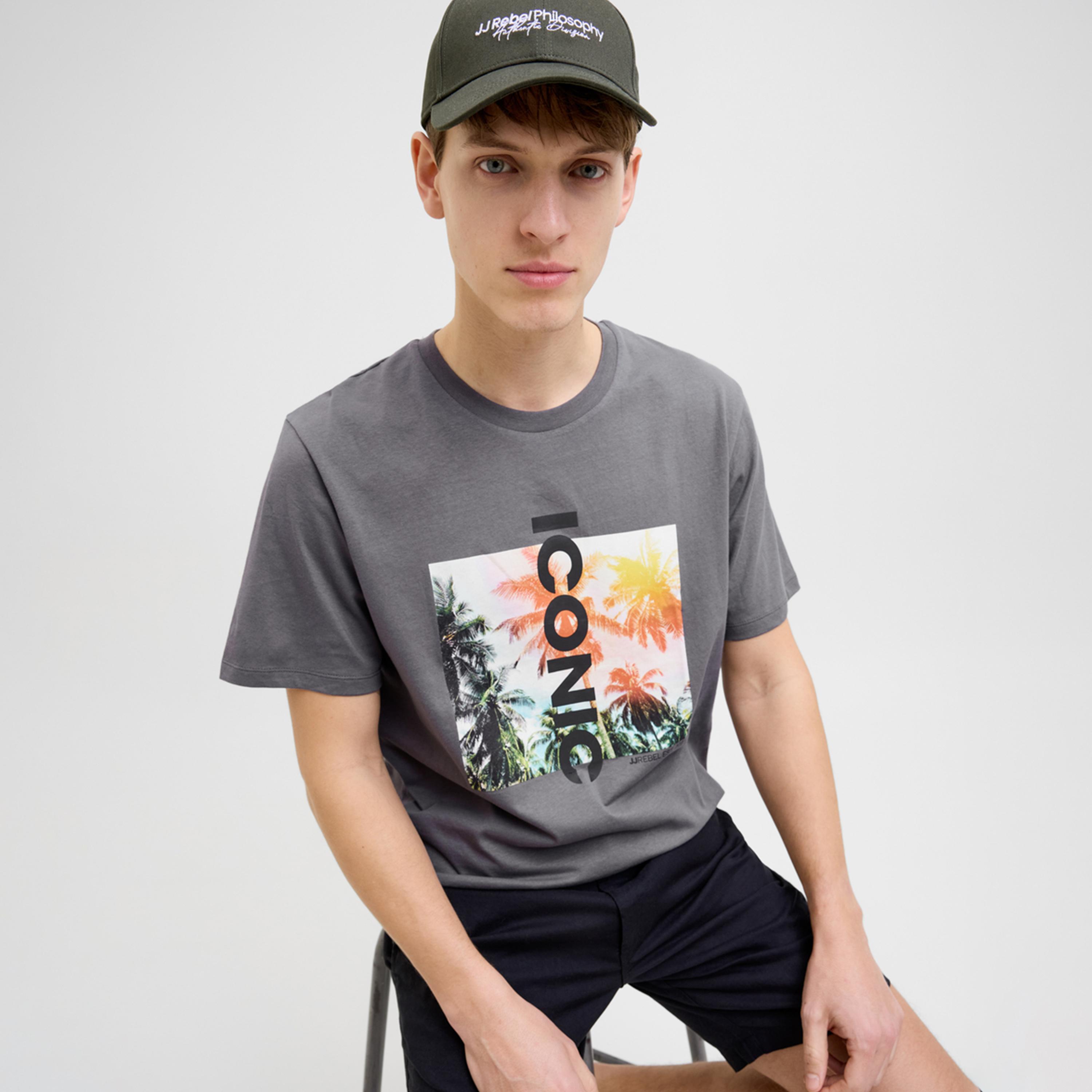 ريبيل × ستايلي - تي شيرت بطباعة جرافيكية ورقبة دائرية وقصّة عادية-men-clothing-tshirtsandpolos-tshirts-image-3