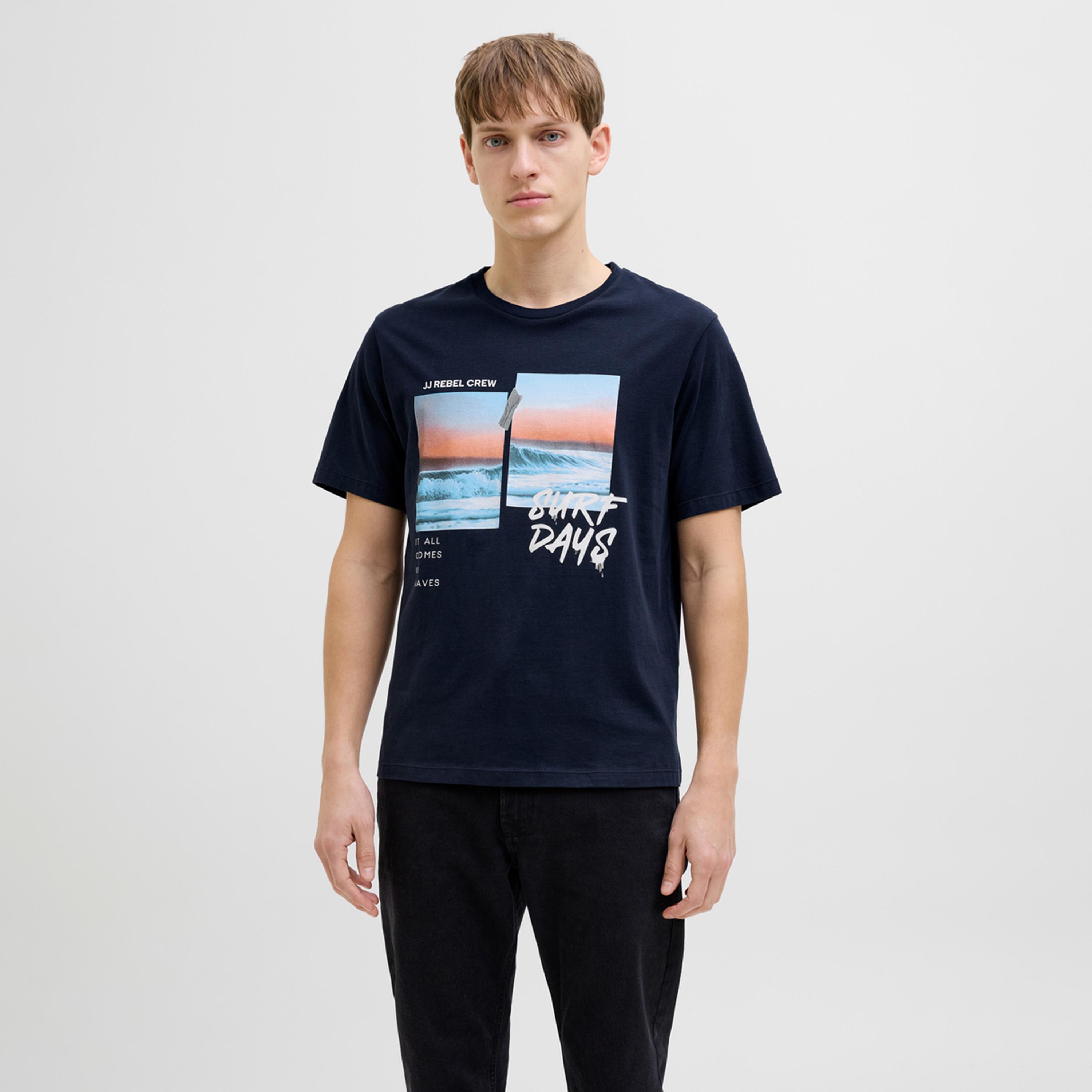 ريبيل × ستايلي - تي شيرت بطباعة جرافيكية ورقبة دائرية وقصّة عادية-men-clothing-tshirtsandpolos-tshirts-image-1
