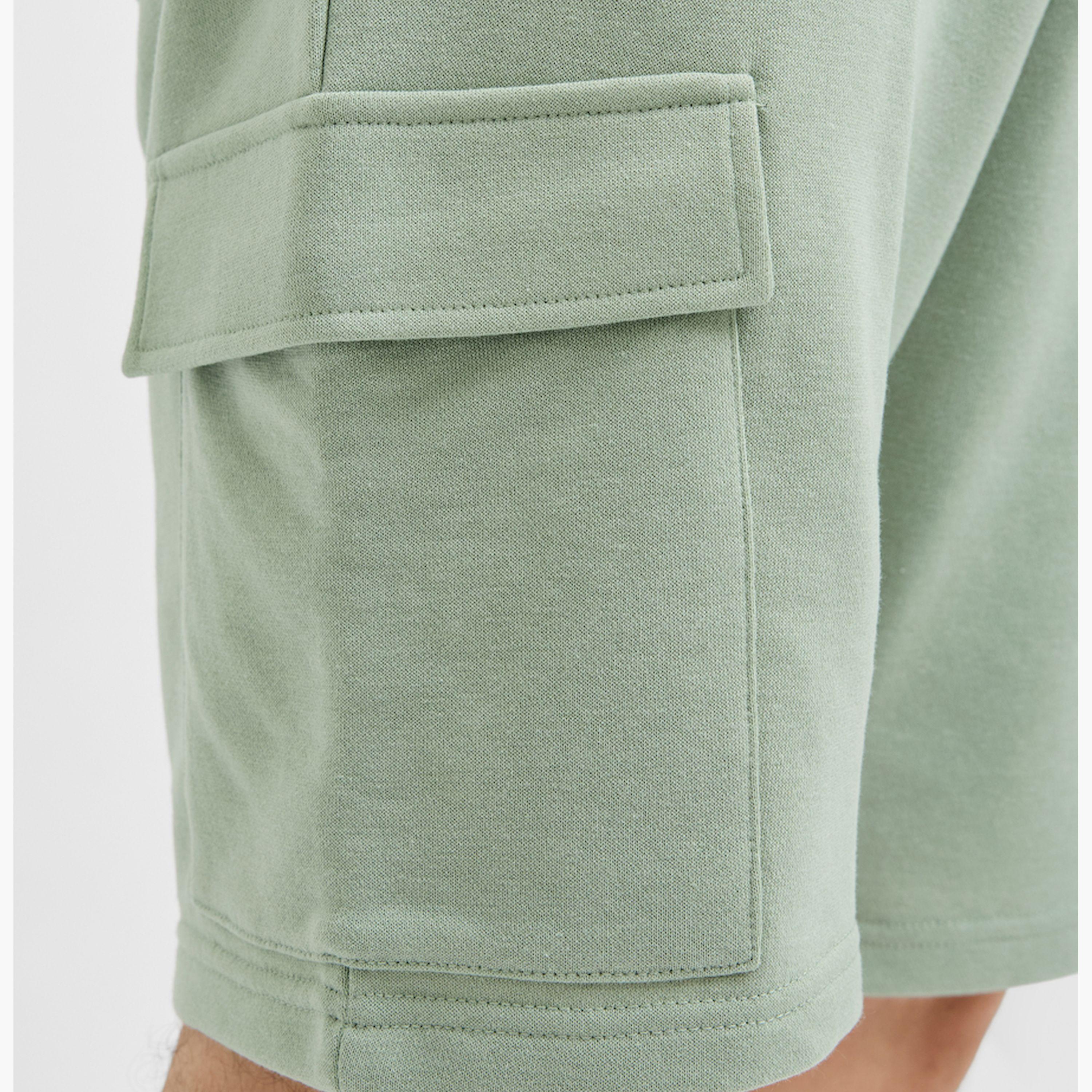 ريبيل × ستايلي - شورت كارجو بقصّة عادية مع رباط-men-clothing-bottoms-shorts-image-4