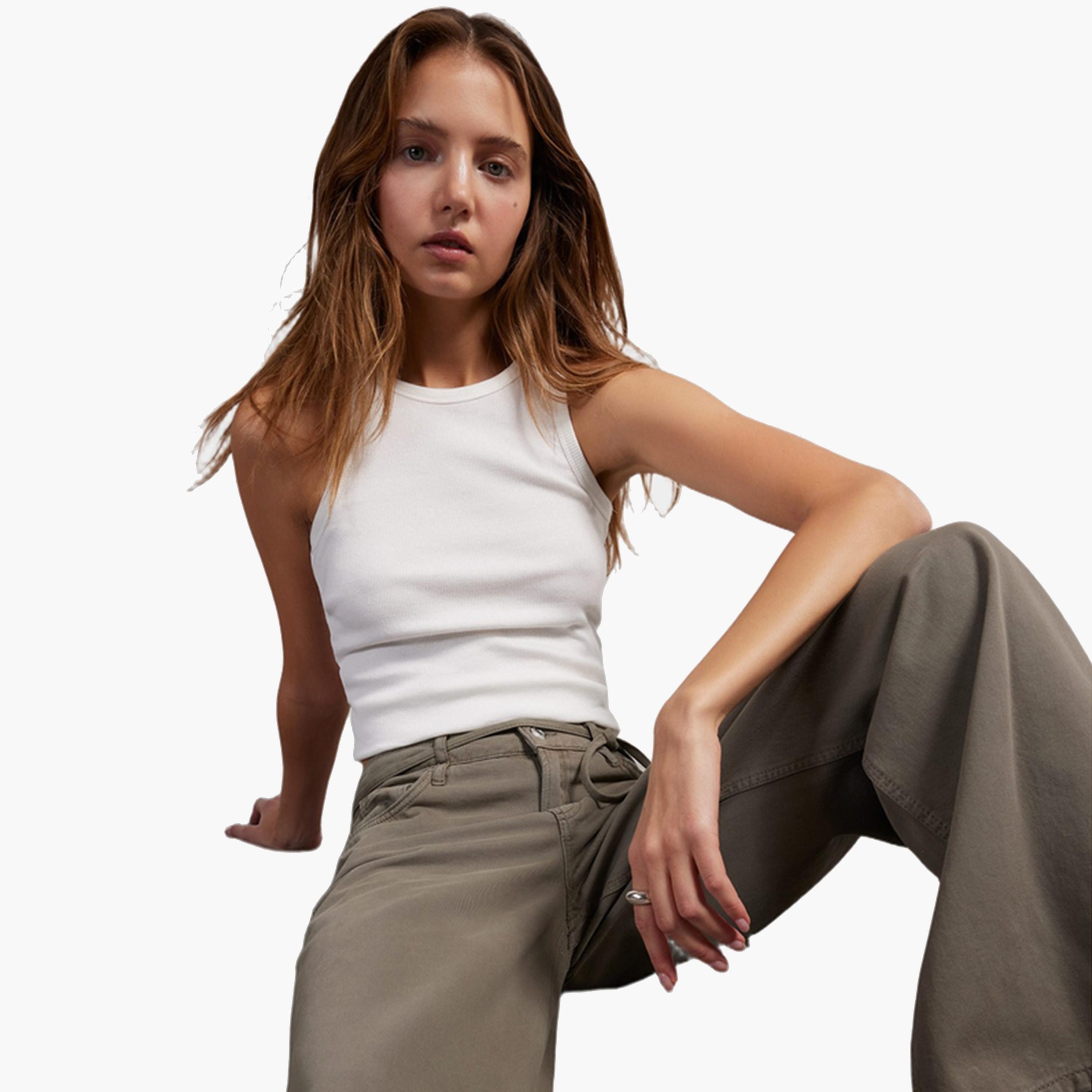 ديفاكتو × ستايلي-  بنطال جبردين واسع الساق وخصر مرتفع من الكاكي-women-clothing-bottoms-trousers-image-3