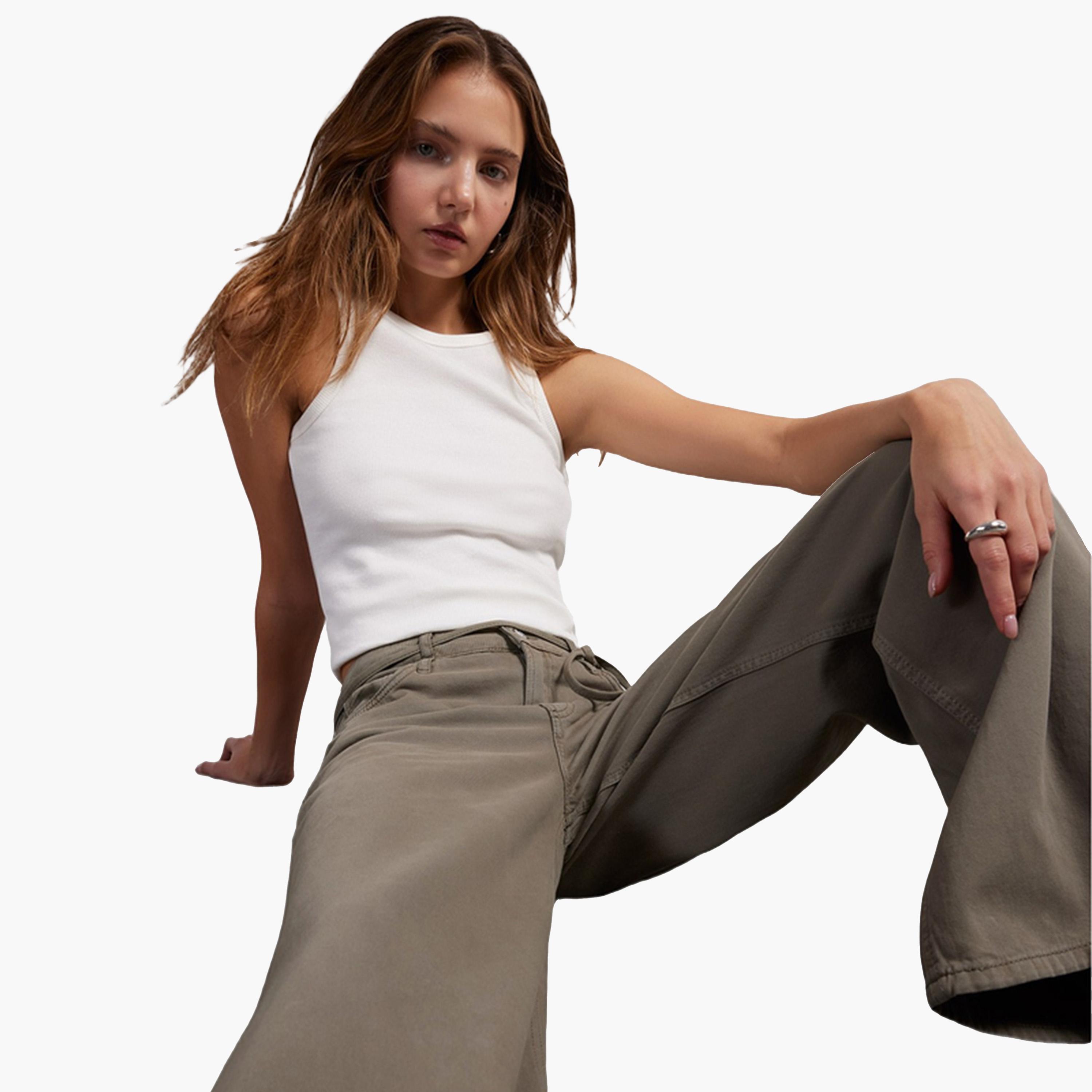 ديفاكتو × ستايلي-  بنطال جبردين واسع الساق وخصر مرتفع من الكاكي-women-clothing-bottoms-trousers-image-5