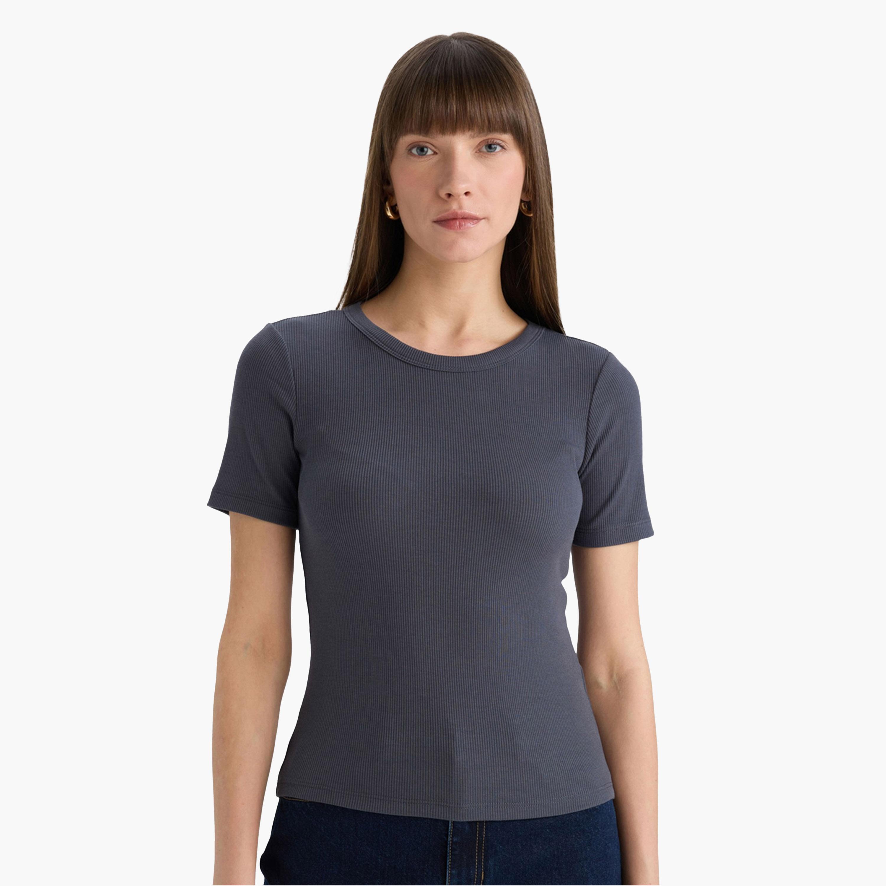 ديفاكتو × ستايلي - تي شيرت نسائي أسود مضلع برقبة دائرية-women-clothing-tshirts-image-2