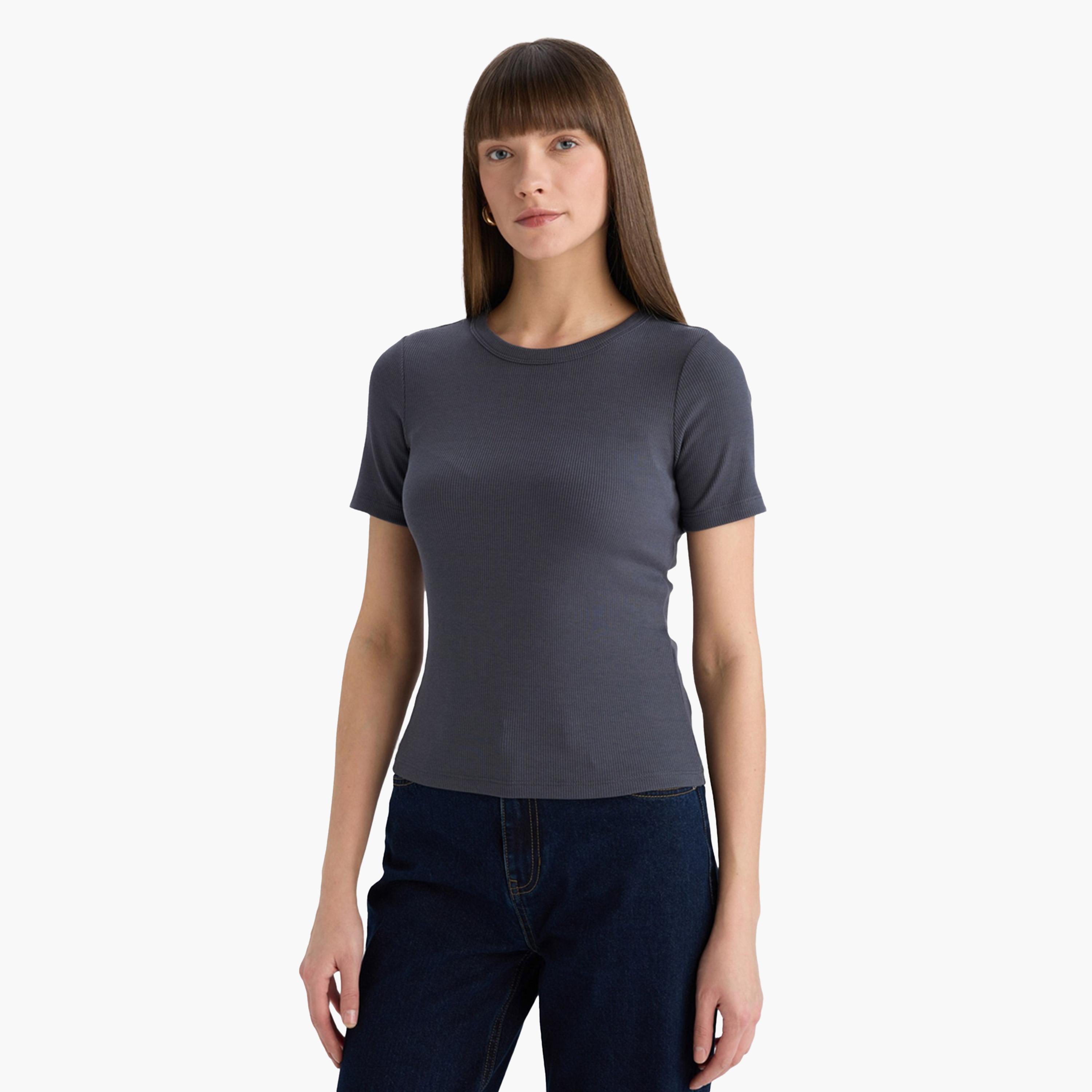 ديفاكتو × ستايلي - تي شيرت نسائي أسود مضلع برقبة دائرية-women-clothing-tshirts-image-5