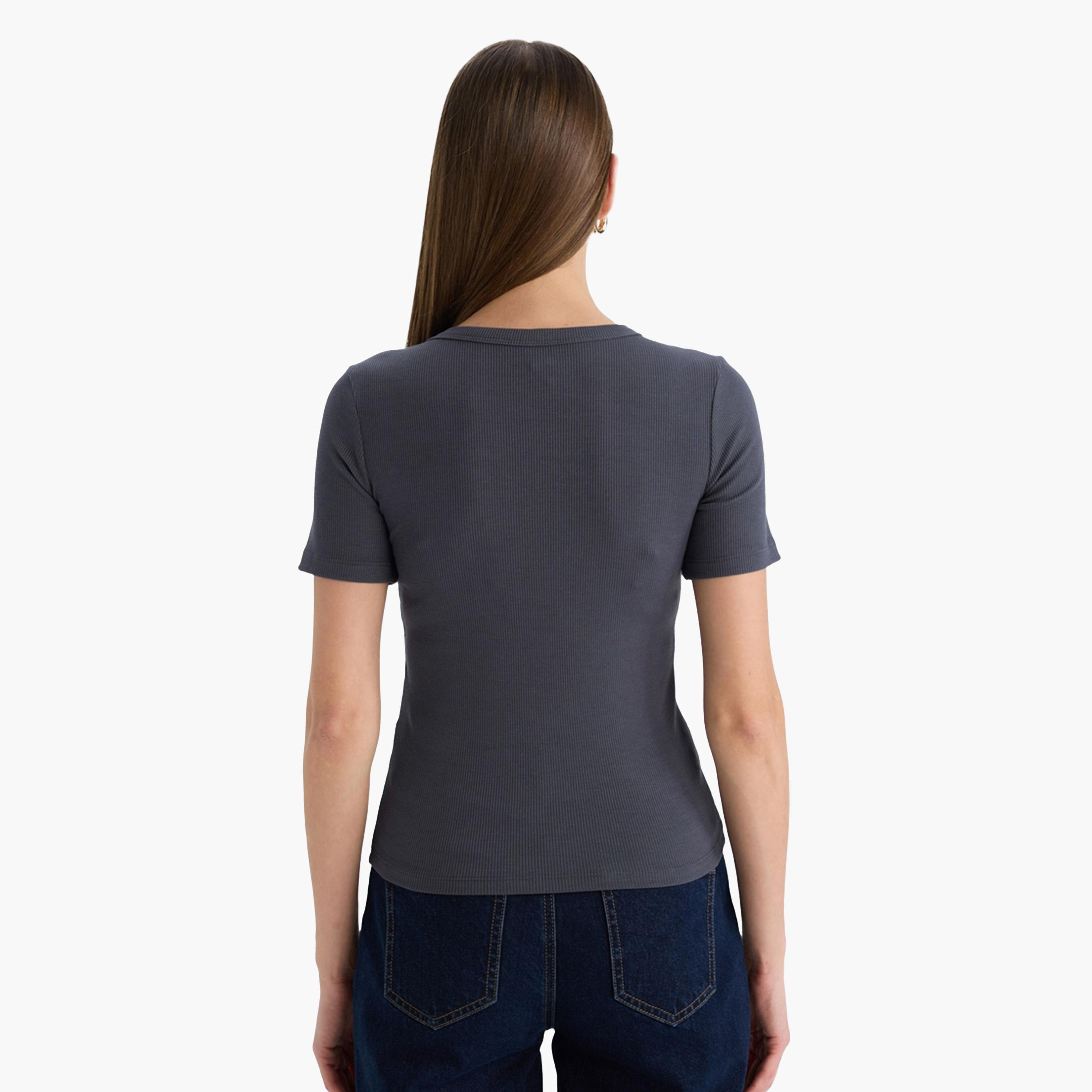 ديفاكتو × ستايلي - تي شيرت نسائي أسود مضلع برقبة دائرية-women-clothing-tshirts-image-6