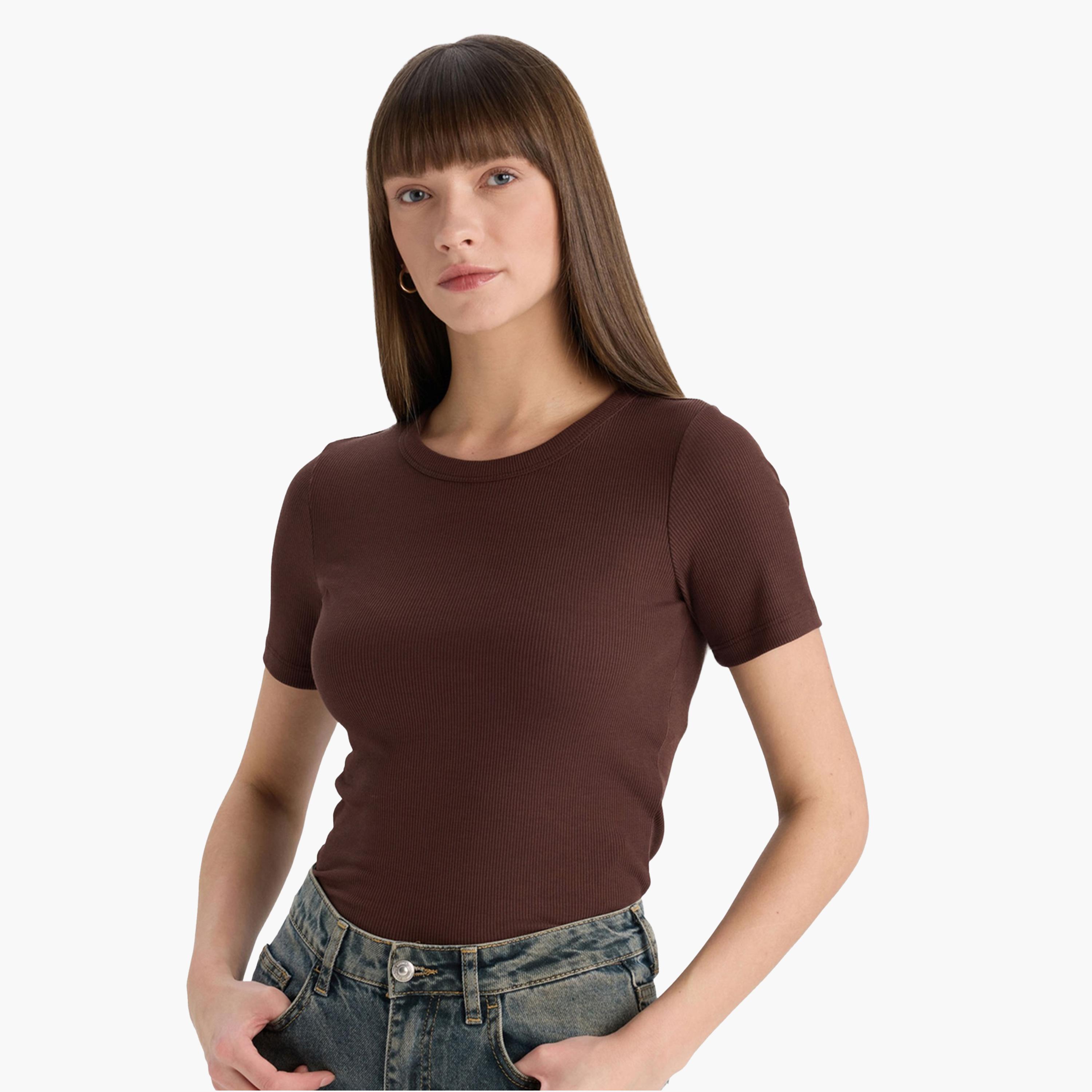 ديفاكتو × ستايلي - تي شيرت نسائي بني مضلع بأكمام قصيرة-women-clothing-tshirts-image-1