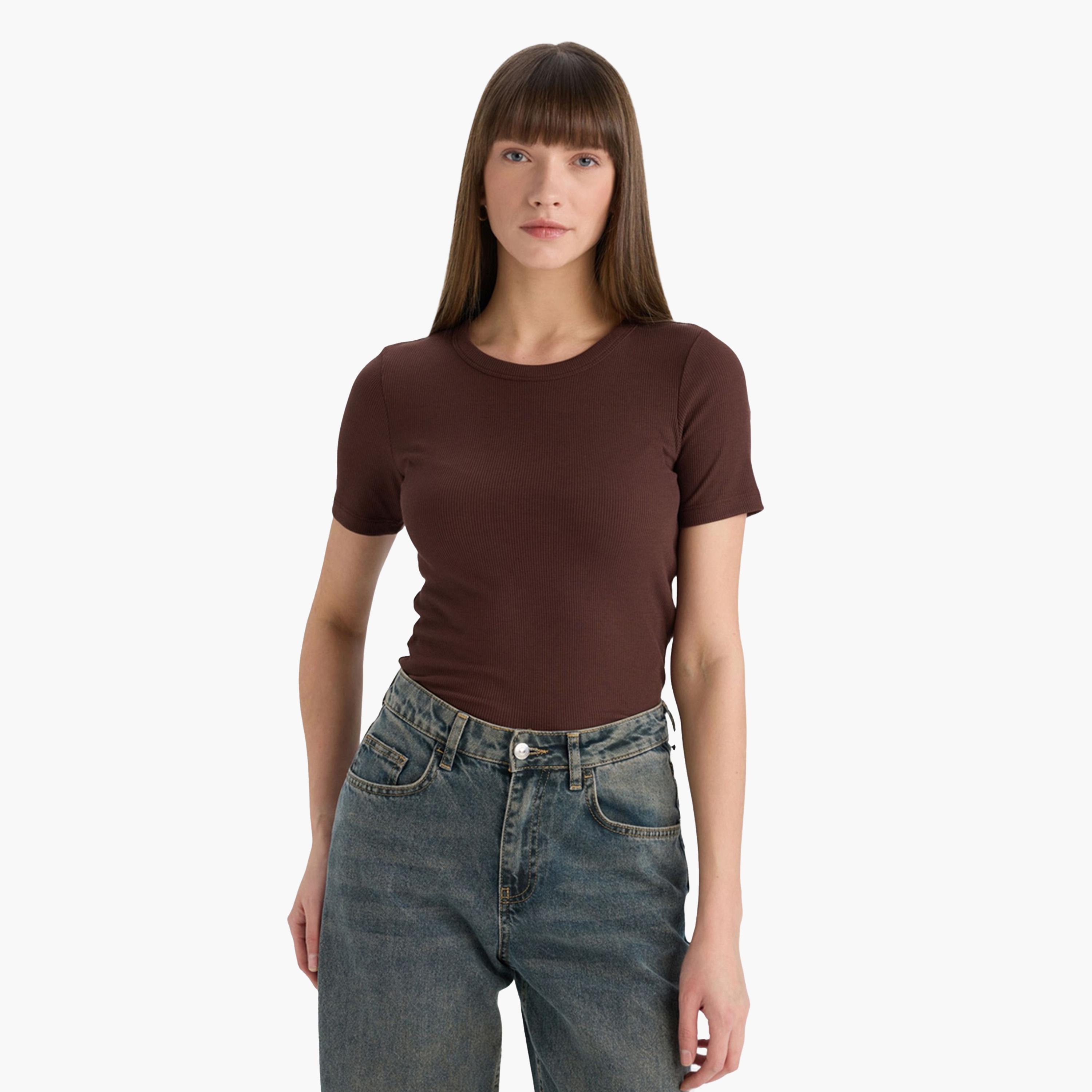 ديفاكتو × ستايلي - تي شيرت نسائي بني مضلع بأكمام قصيرة-women-clothing-tshirts-image-3