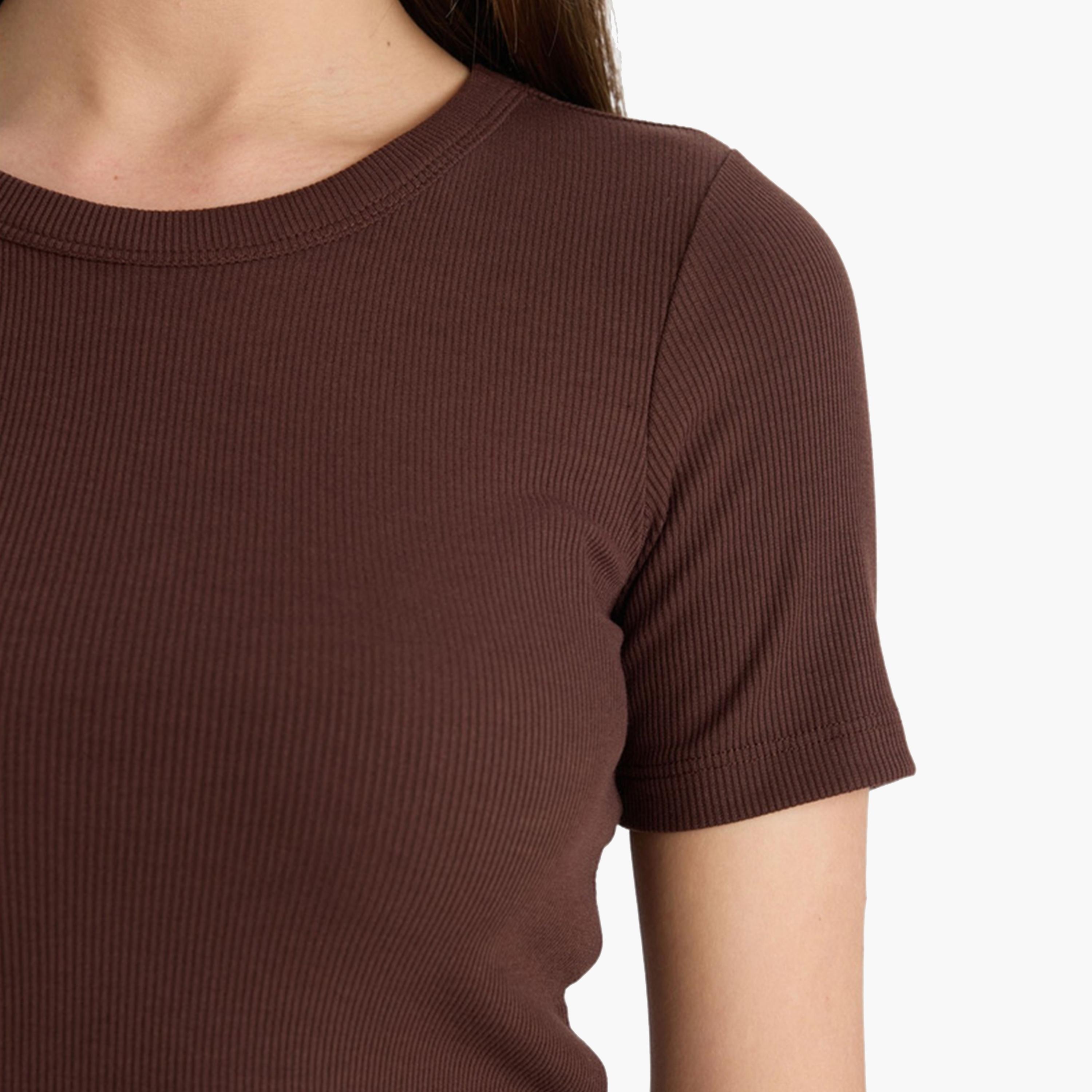 ديفاكتو × ستايلي - تي شيرت نسائي بني مضلع بأكمام قصيرة-women-clothing-tshirts-image-4
