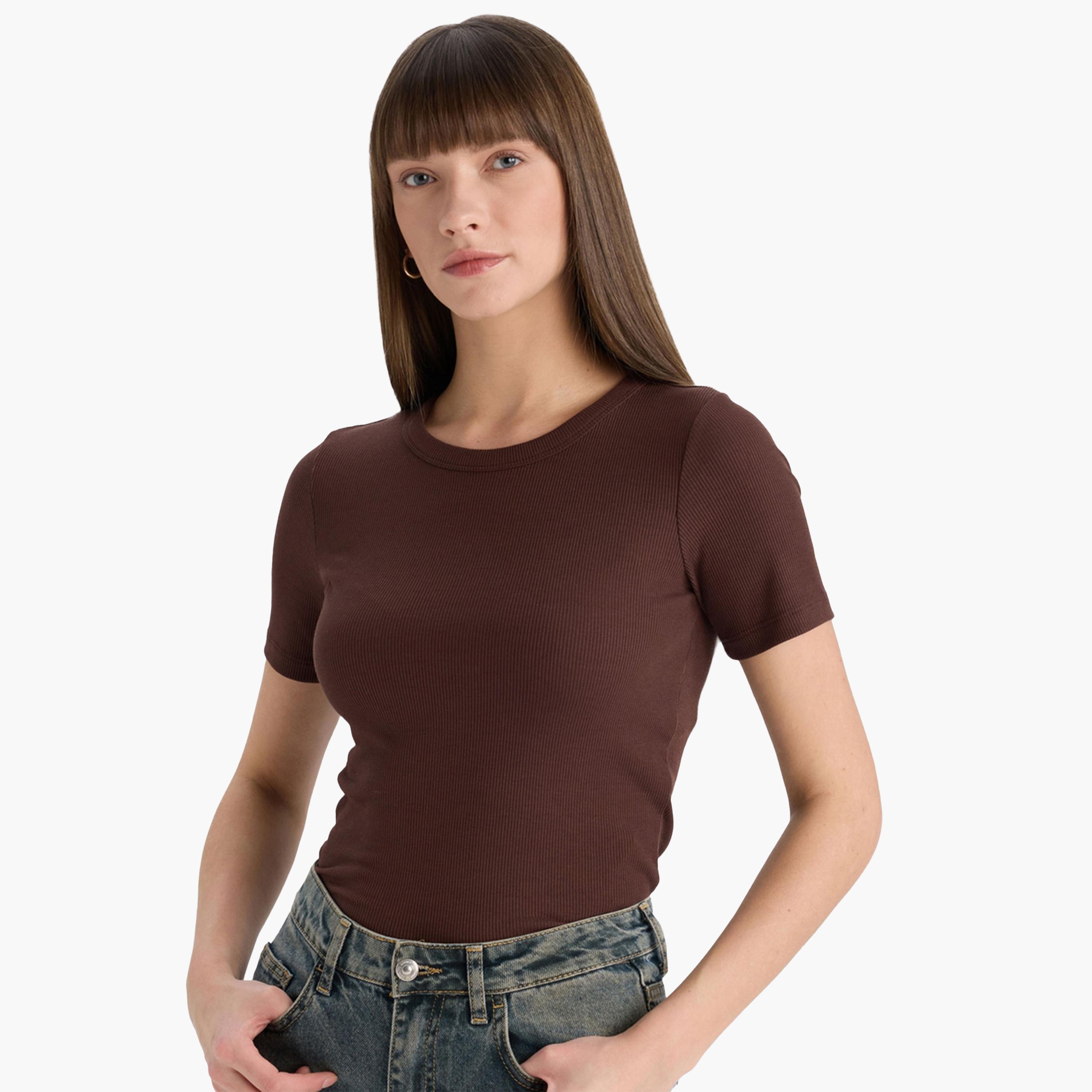 ديفاكتو × ستايلي - تي شيرت نسائي بني مضلع بأكمام قصيرة-women-clothing-tshirts-image-5