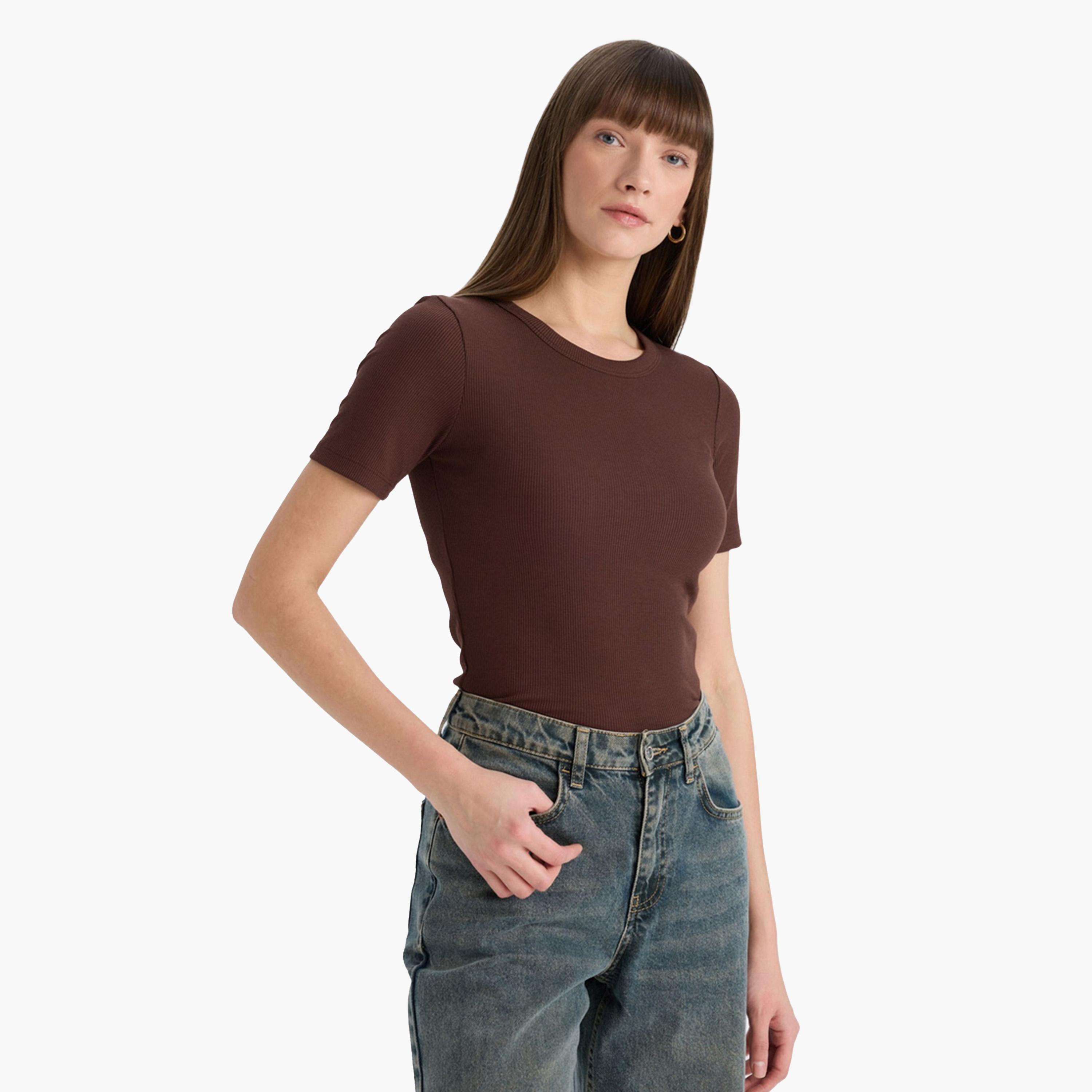 ديفاكتو × ستايلي - تي شيرت نسائي بني مضلع بأكمام قصيرة-women-clothing-tshirts-image-6