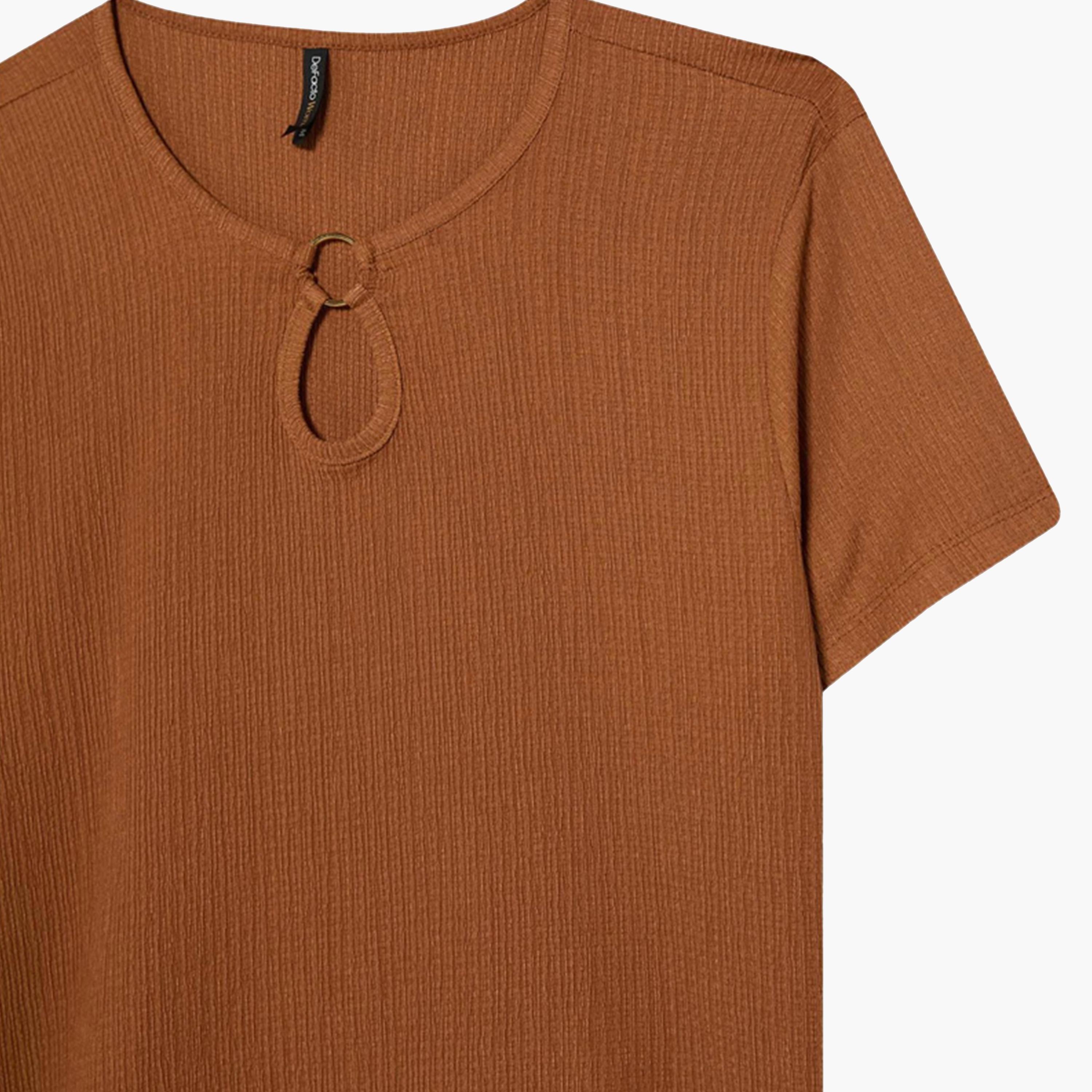ديفاكتو × ستايلي - تي شيرت نسائي بني محبوك بأكمام قصيرة ورقبة دائرية-women-clothing-tshirts-image-3