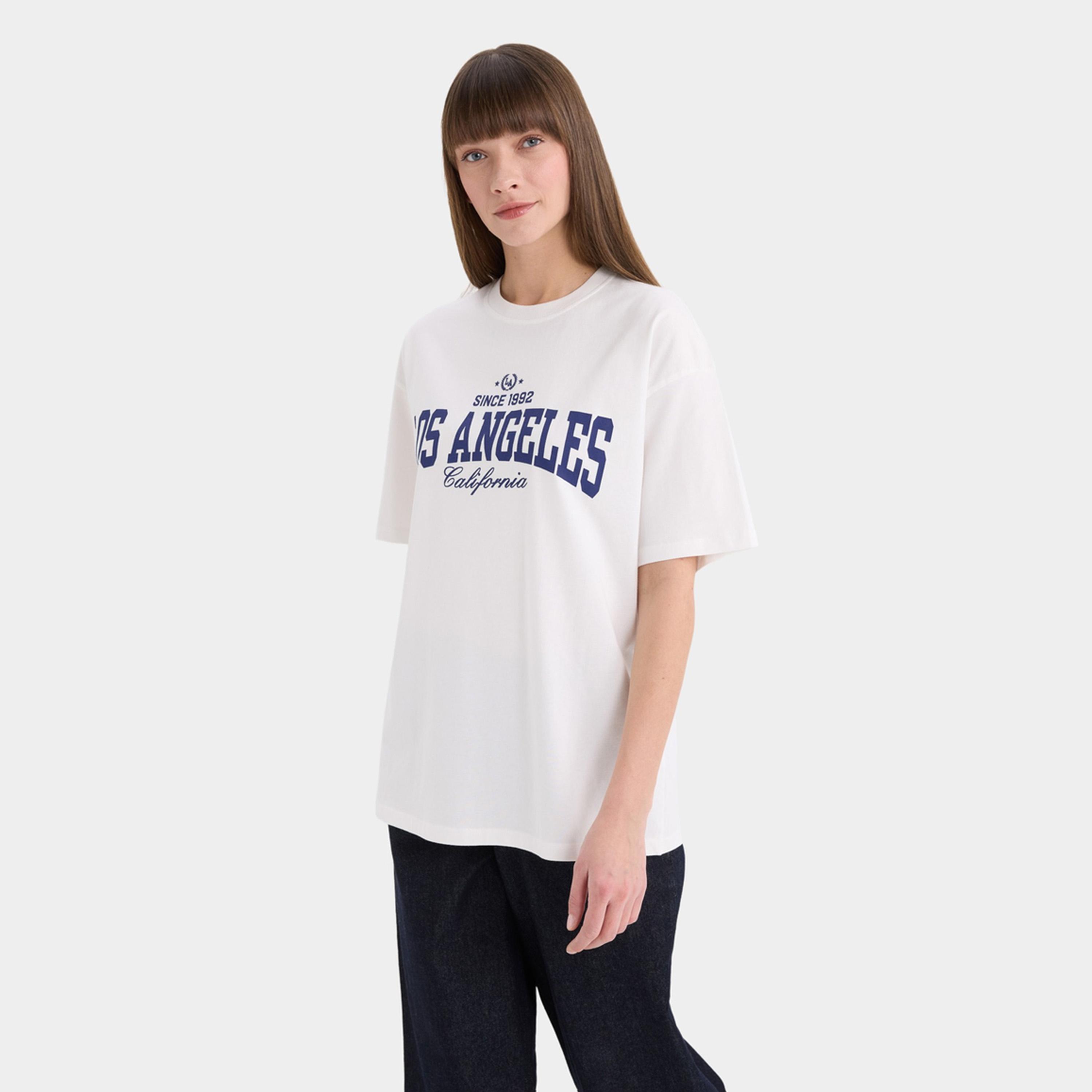 ديفاكتو × ستايلي - تي شيرت نسائي كاجوال كبير الحجم مطبوع برقبة دائرية-women-clothing-tshirts-image-4