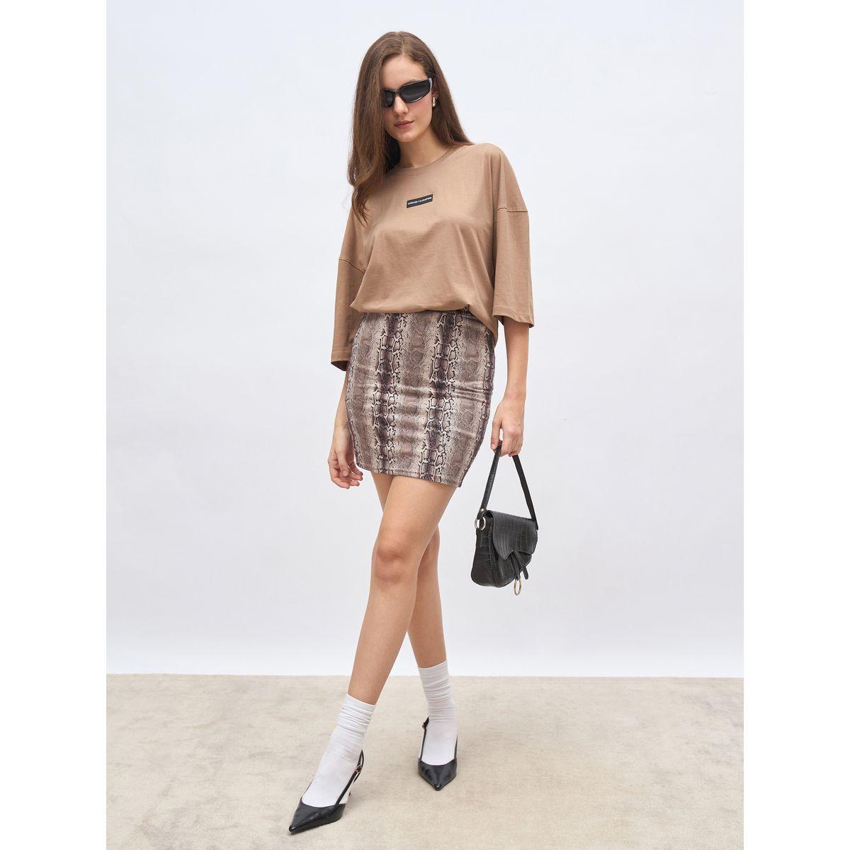 تيشيرت فضفاض بتفاصيل شارة-women-clothing-tshirts-image-1