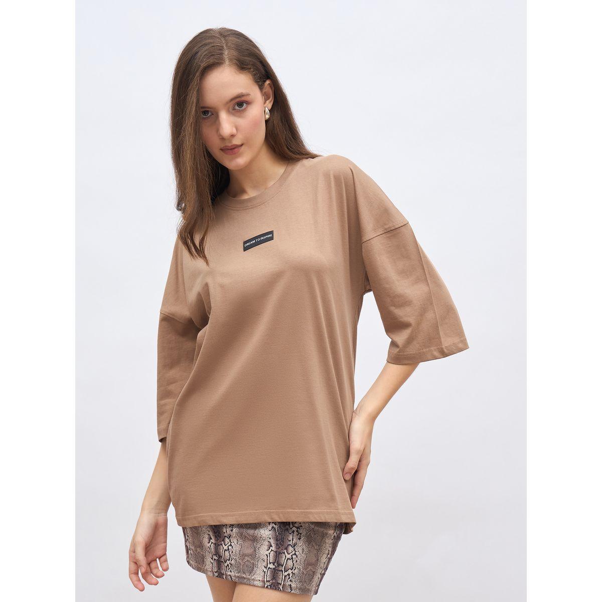 تيشيرت فضفاض بتفاصيل شارة-women-clothing-tshirts-image-2