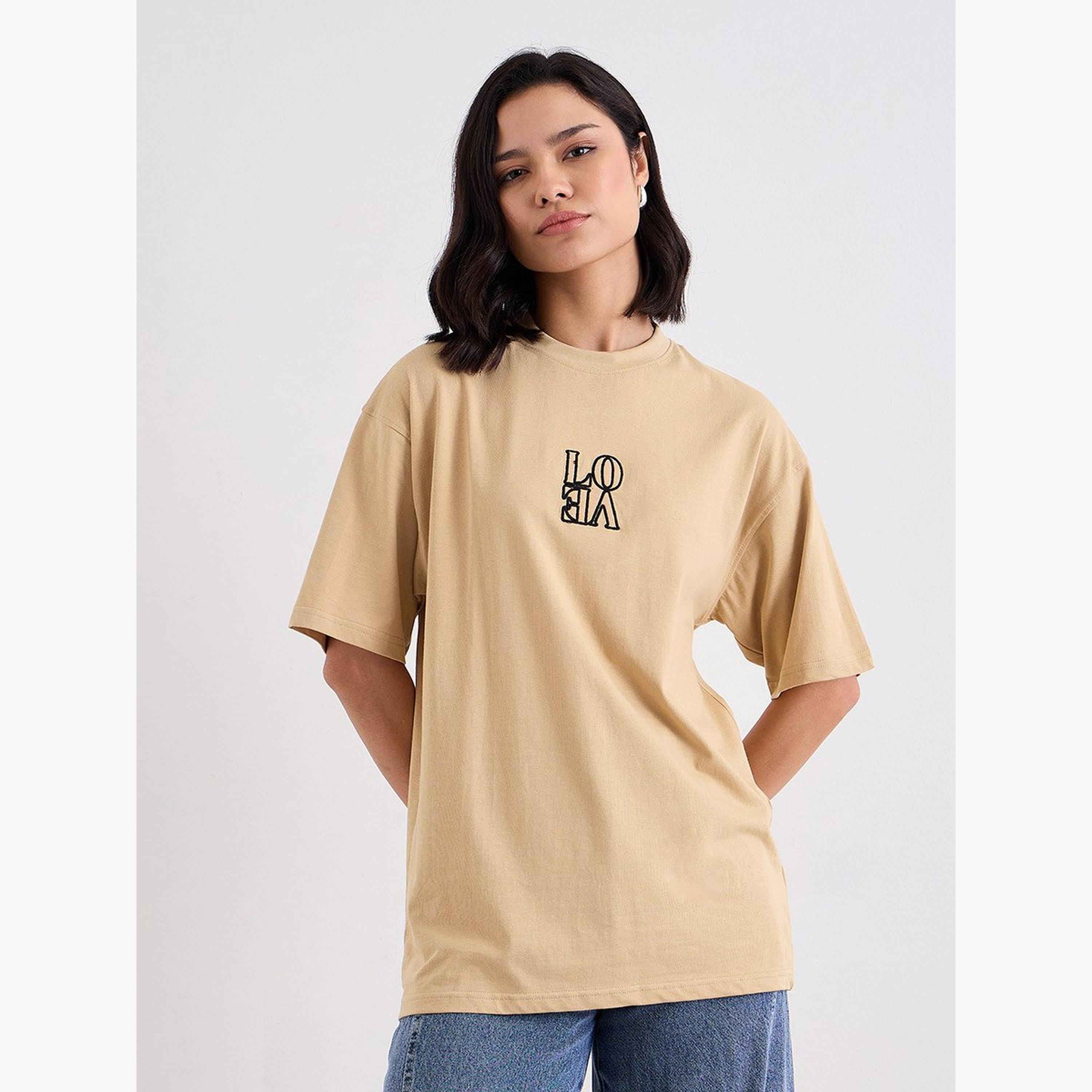 ستايلي - تي شيرت مقاس كبير بشعار مطرز-women-clothing-tshirts-image-1