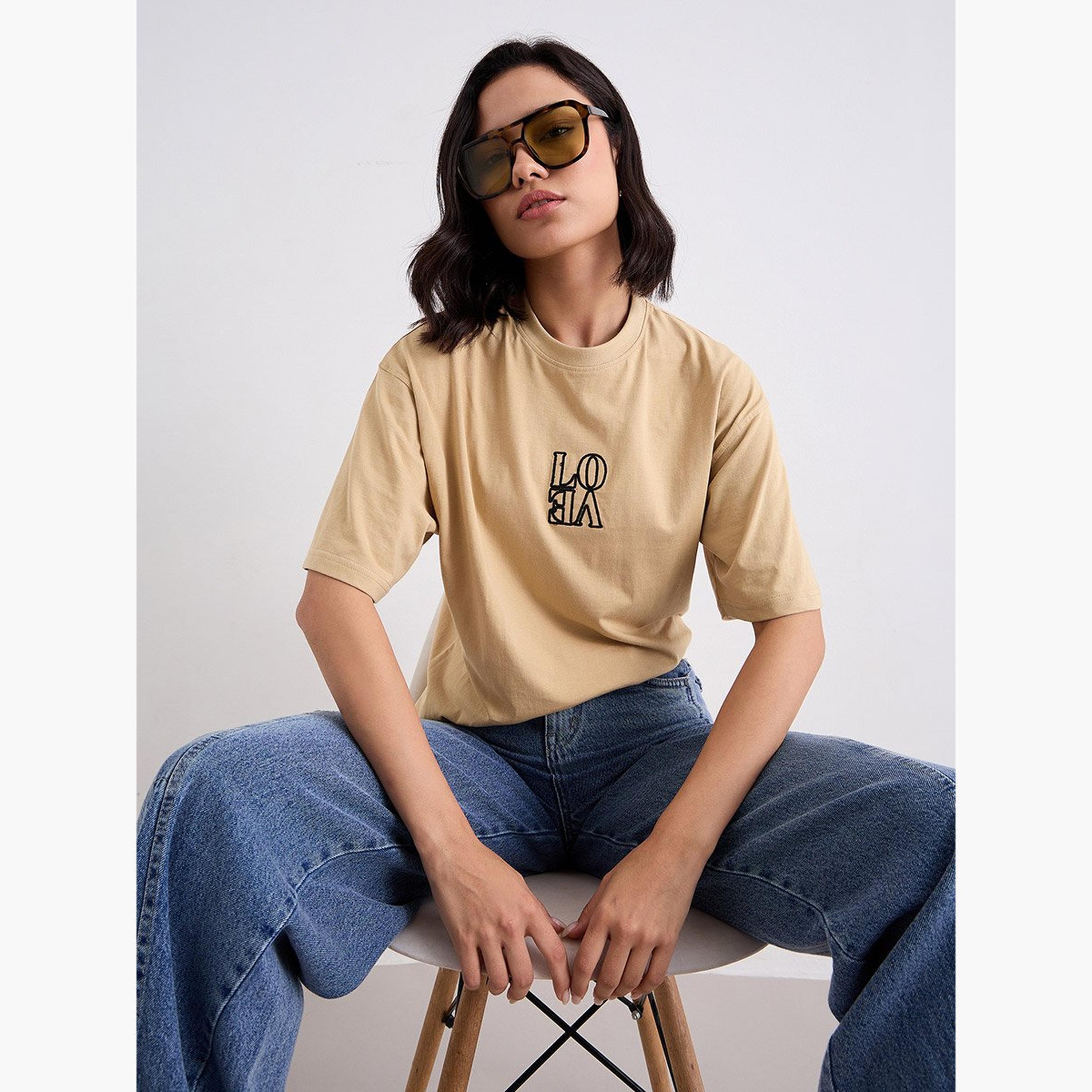 ستايلي - تي شيرت مقاس كبير بشعار مطرز-women-clothing-tshirts-image-5