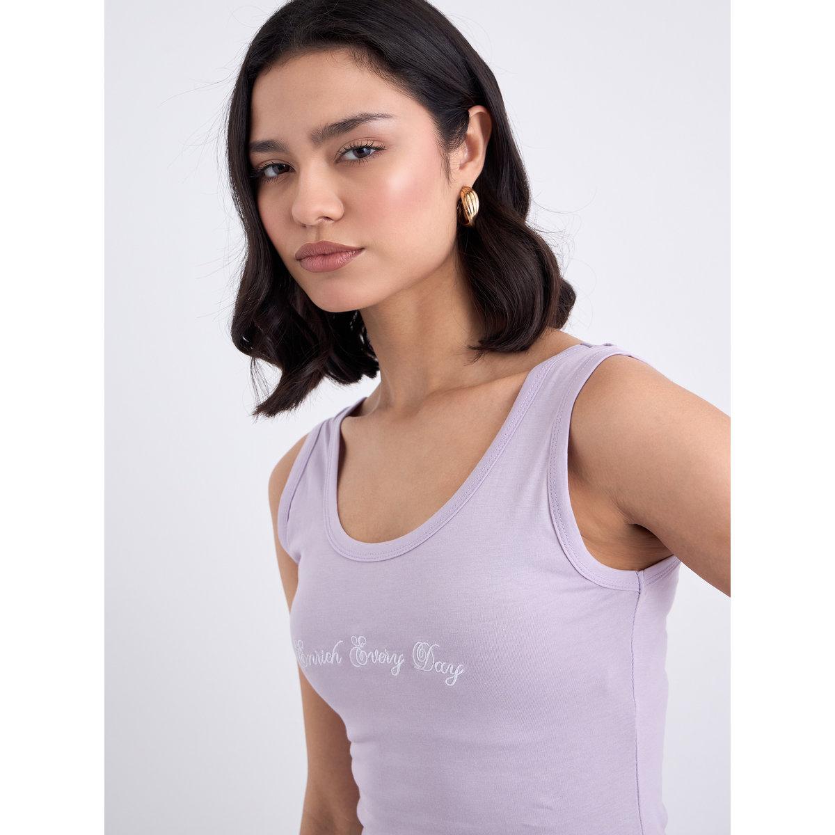تيشيرت كت بتفاصيل مُطرزة-women-clothing-tshirts-image-4