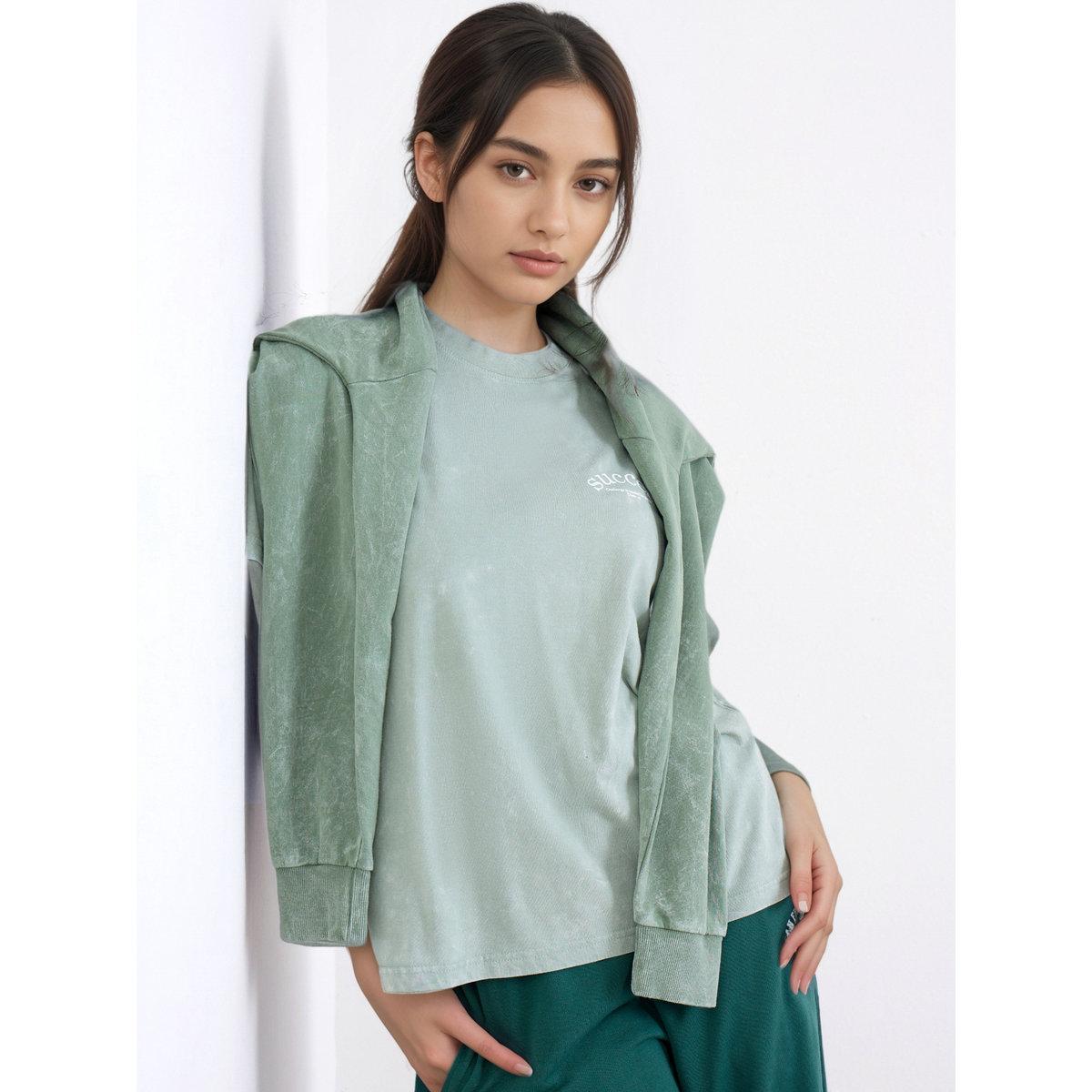 تيشيرت بقصة بوكسي وطبعة كتابة-women-clothing-tshirts-image-3