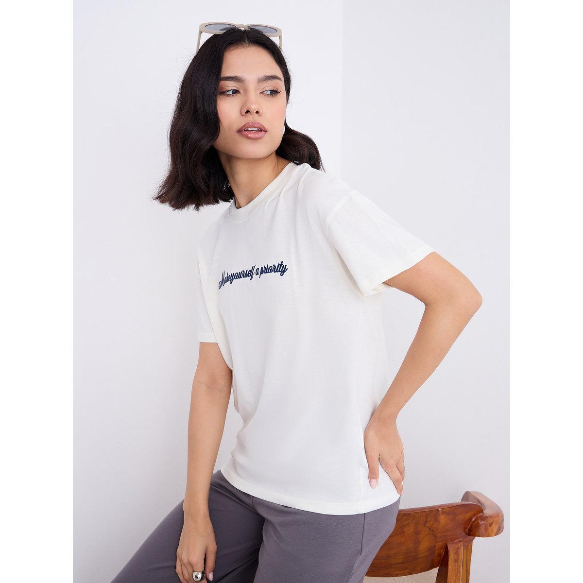 تيشيرت بقصة بوكسي وكتابة مُطرّزة-women-clothing-tshirts-image-1