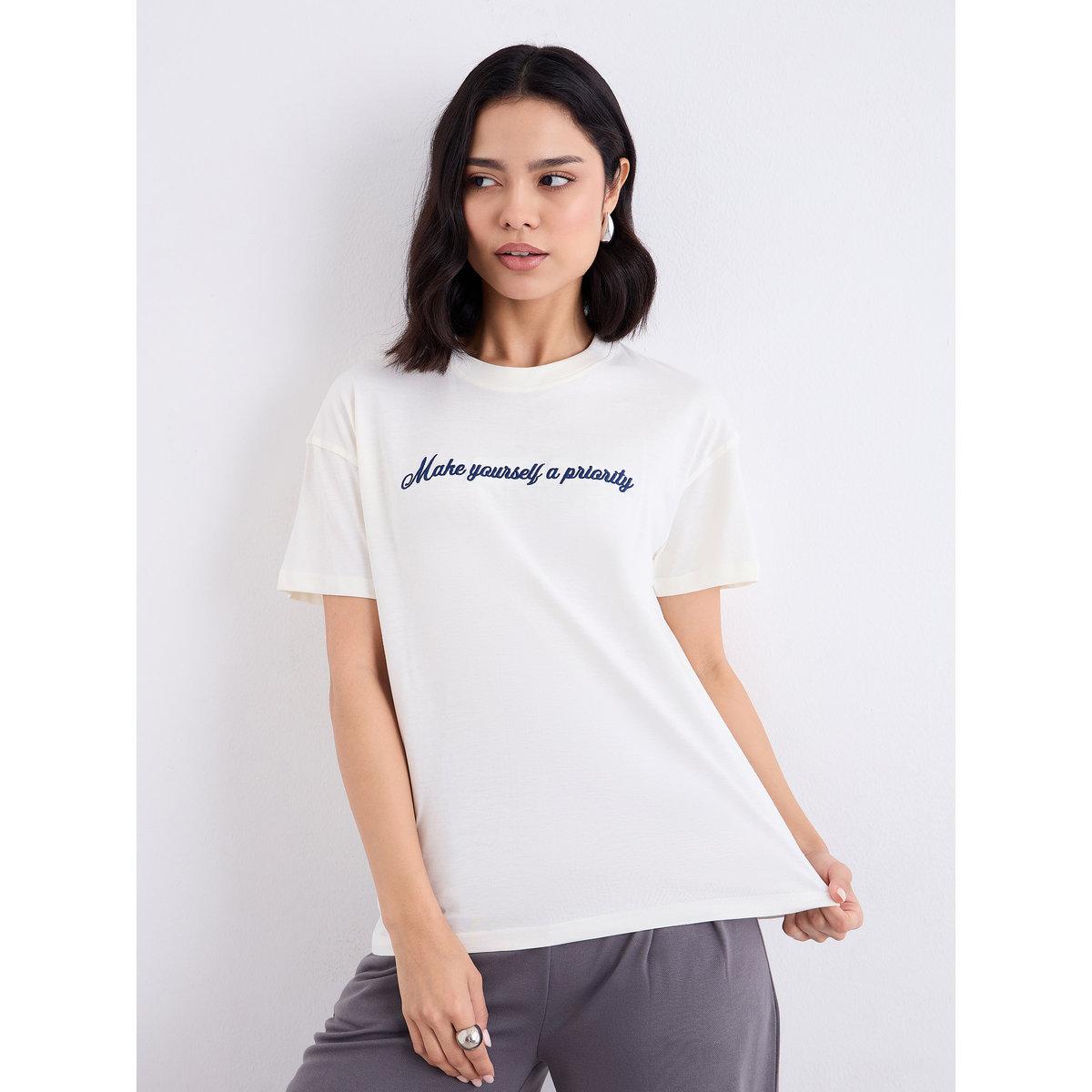تيشيرت بقصة بوكسي وكتابة مُطرّزة-women-clothing-tshirts-image-3