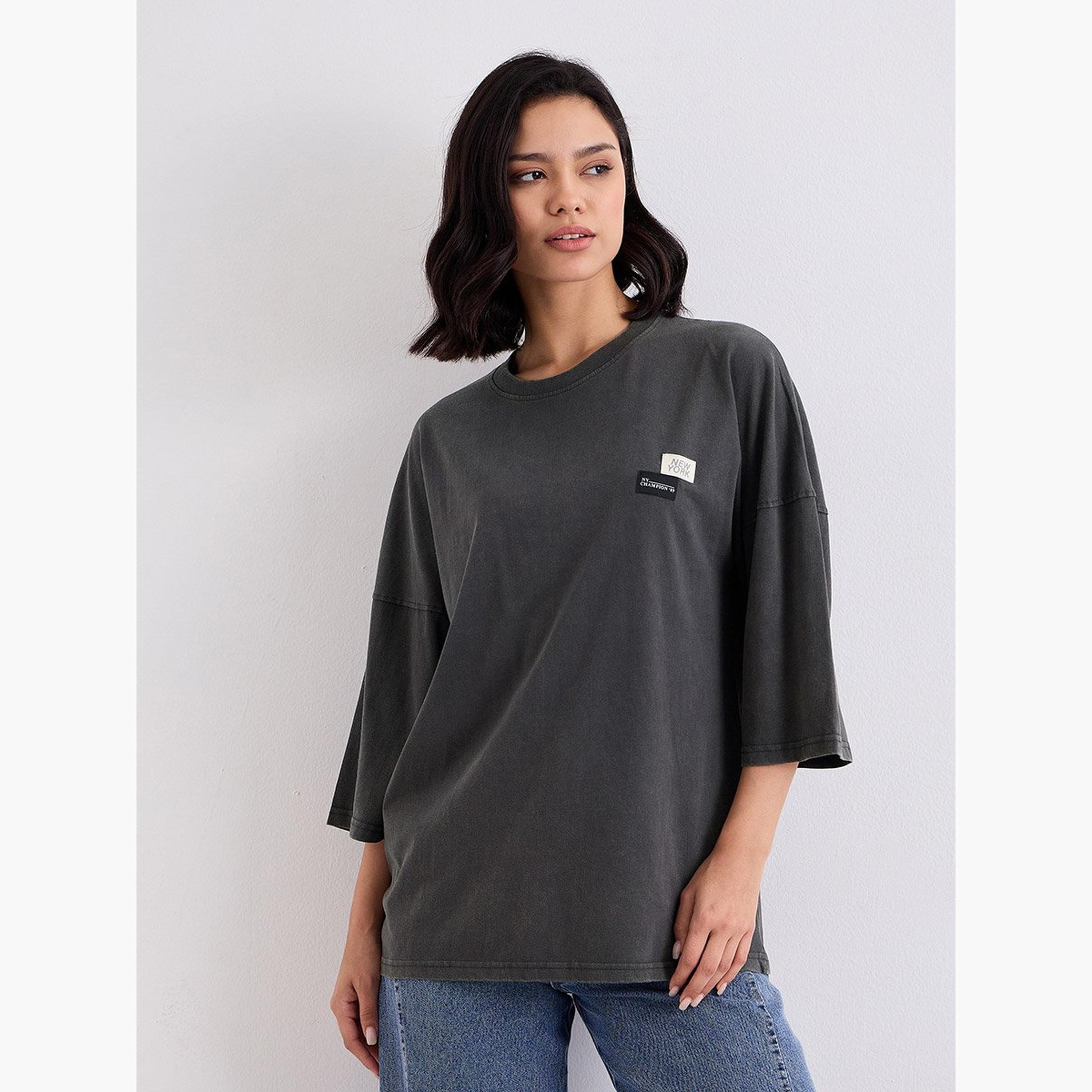 ستايلي - تي شيرت مقاس كبير مغسول بالحامض مع تفاصيل شارة-women-clothing-tshirts-image-1