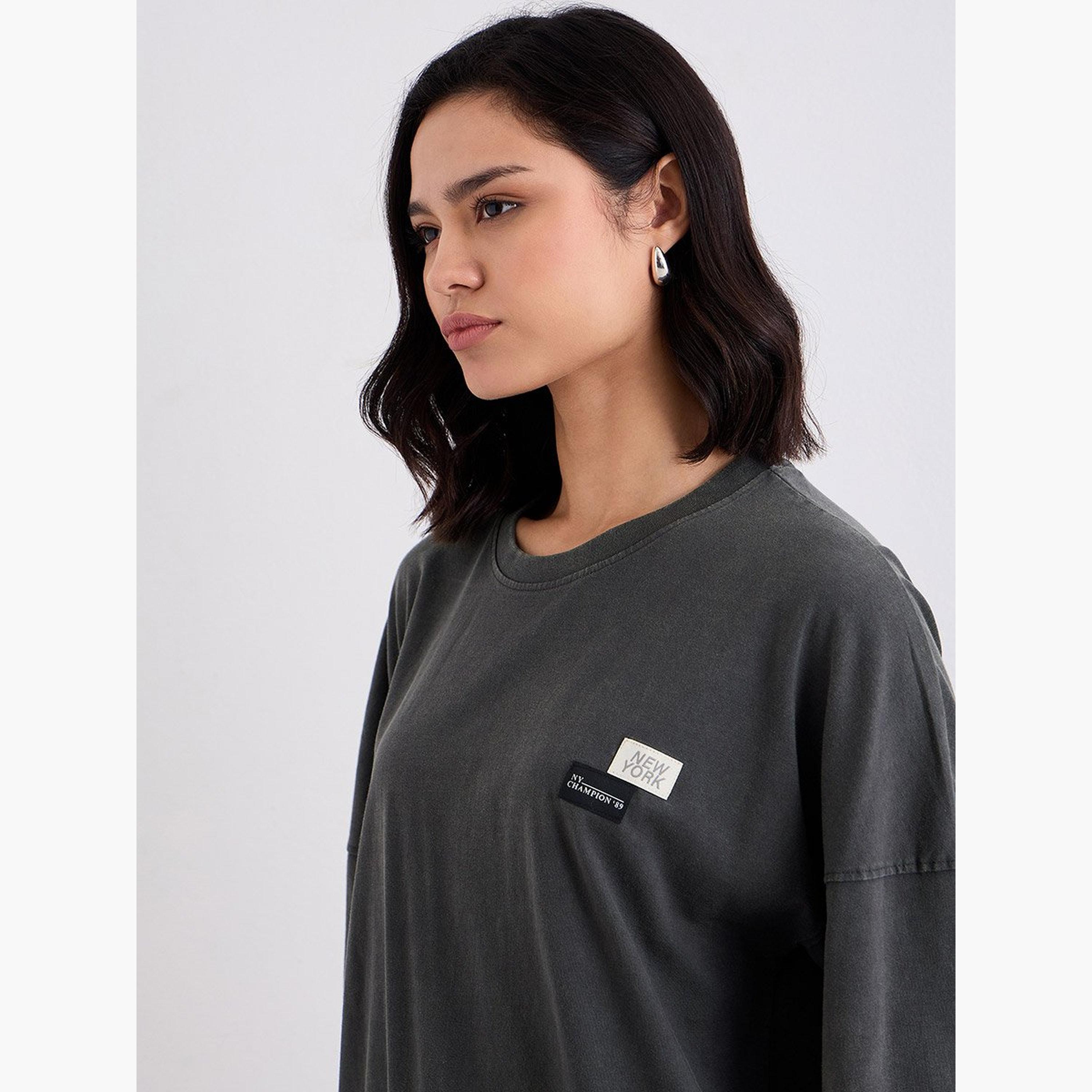 ستايلي - تي شيرت مقاس كبير مغسول بالحامض مع تفاصيل شارة-women-clothing-tshirts-image-3