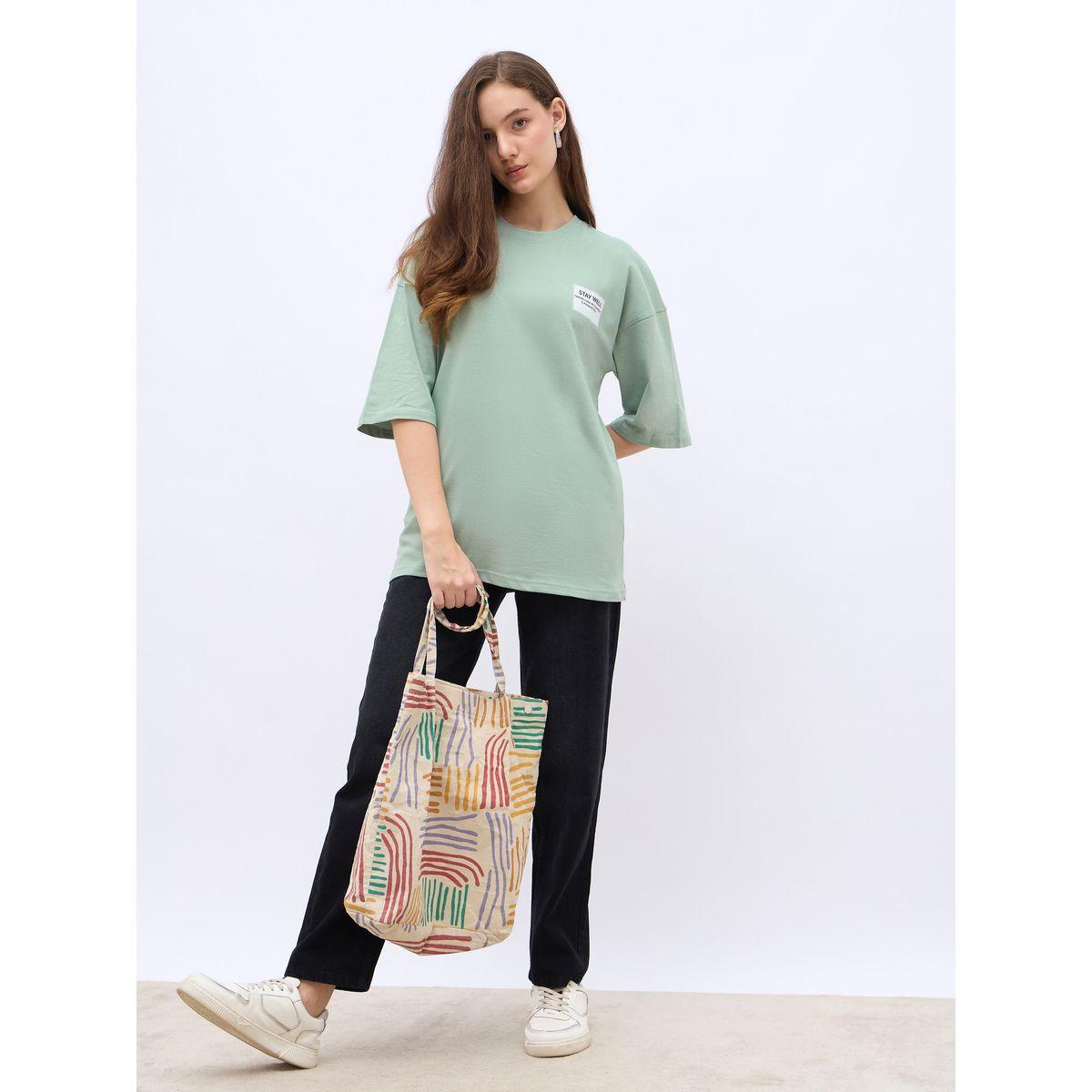 تيشيرت فضفاض طويل مزين بشارة-women-clothing-tshirts-image-1