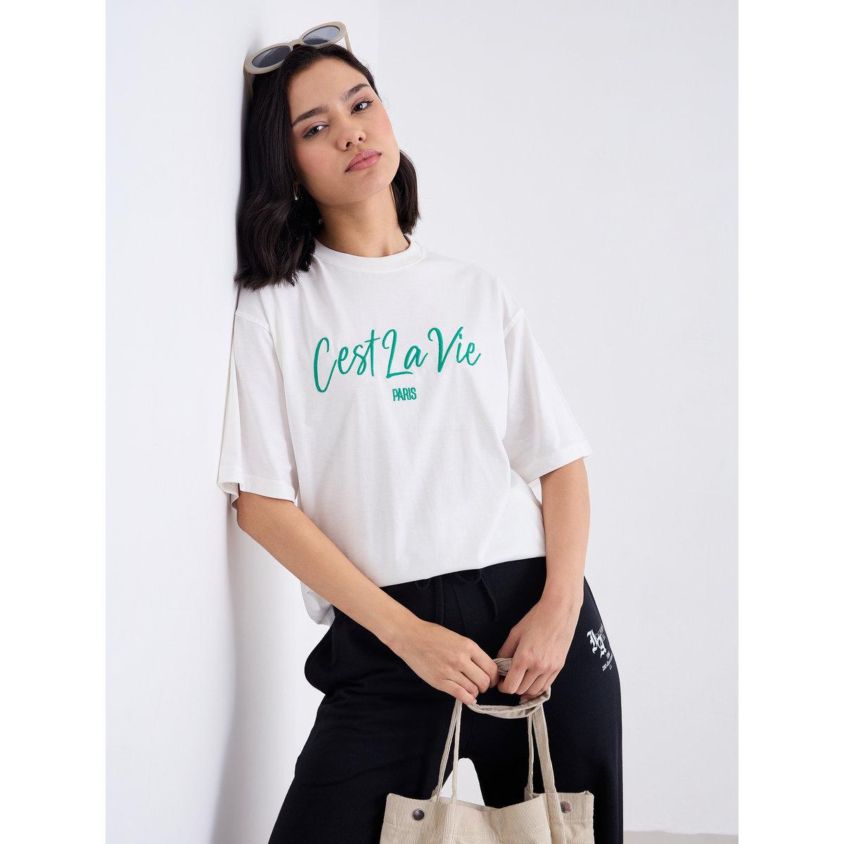 تيشيرت فضفاض بتفاصيل كتابة مُطرزة-women-clothing-tshirts-image-5