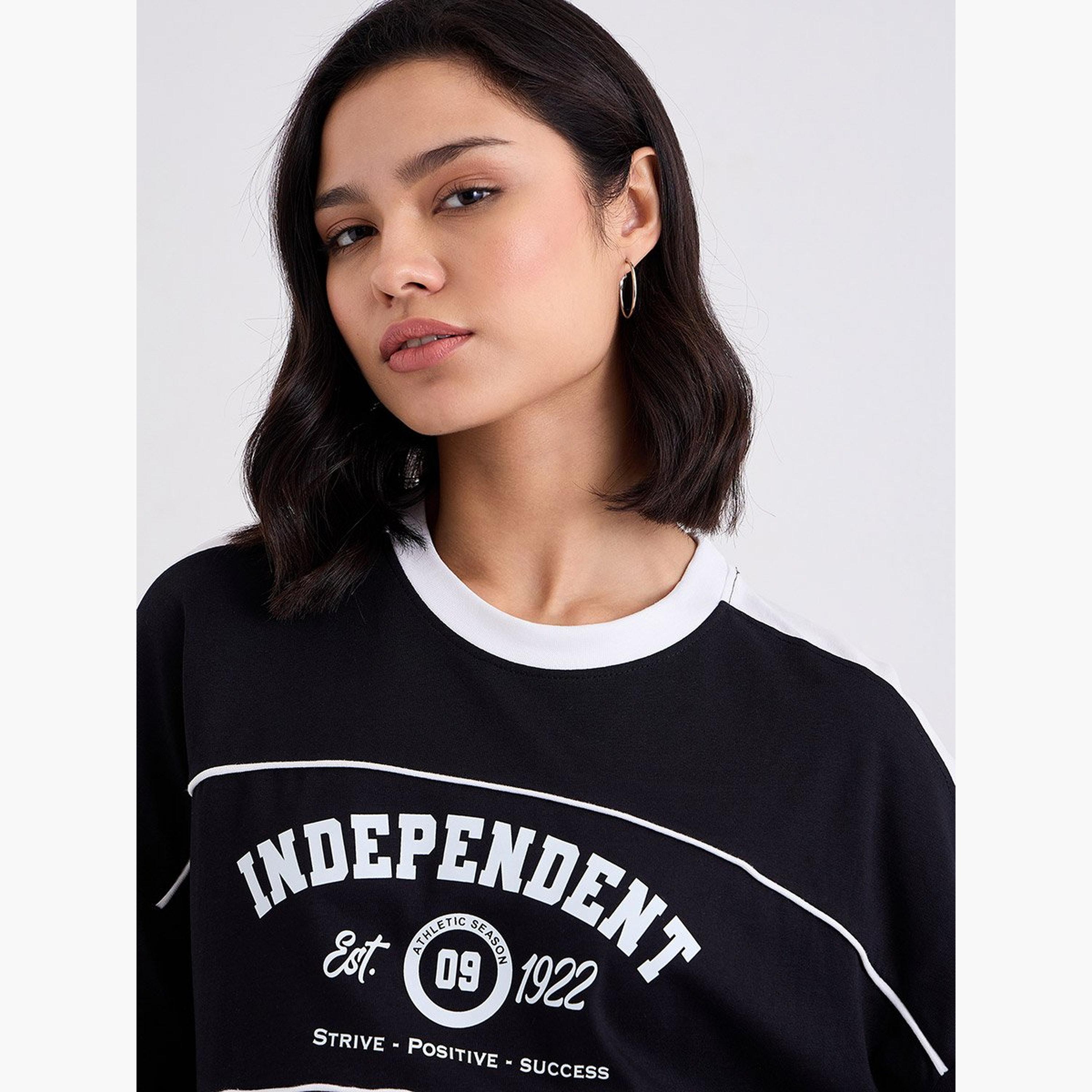 ستايلي - تي شيرت مقاس كبير بطبعة جرافيكية وتفاصيل حواف-women-clothing-tshirts-image-3