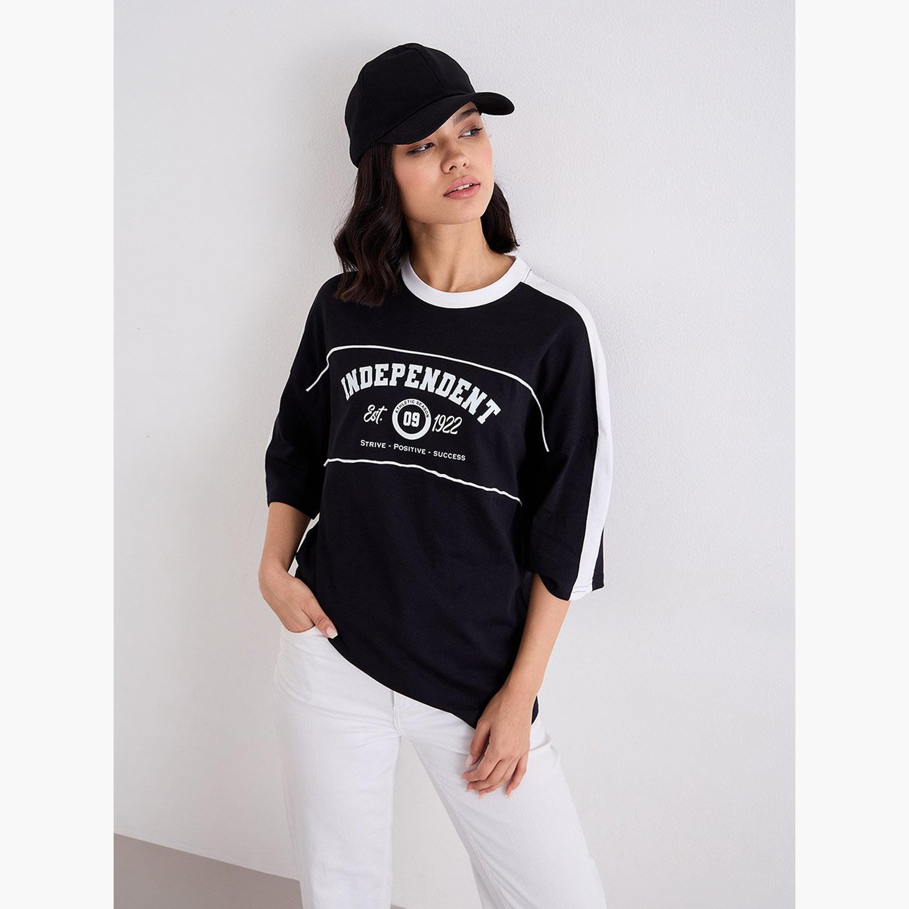 ستايلي - تي شيرت مقاس كبير بطبعة جرافيكية وتفاصيل حواف-women-clothing-tshirts-image-5