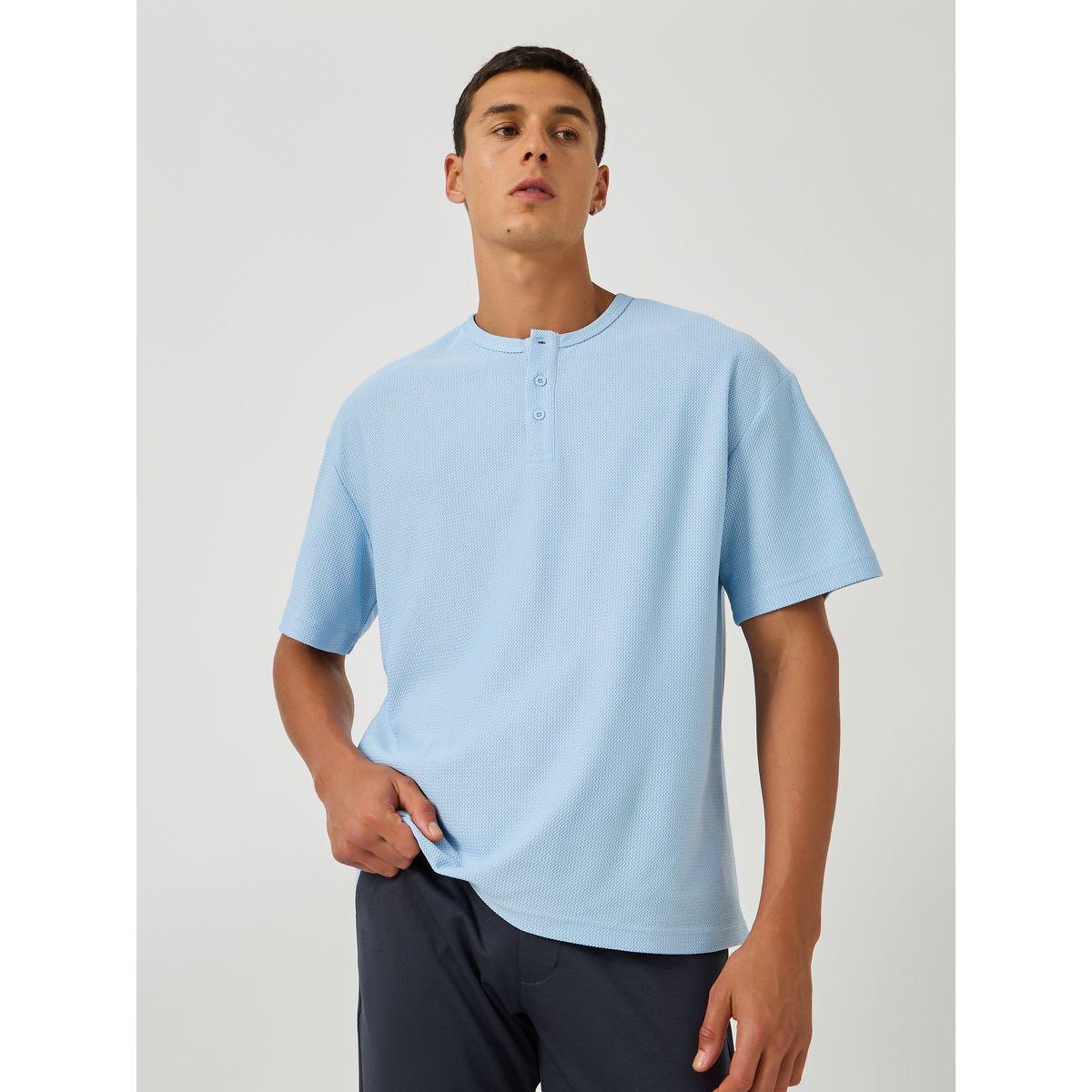 تيشيرت بقصة مريحة وياقة بأزرار-men-clothing-tshirtsandpolos-tshirts-image-1