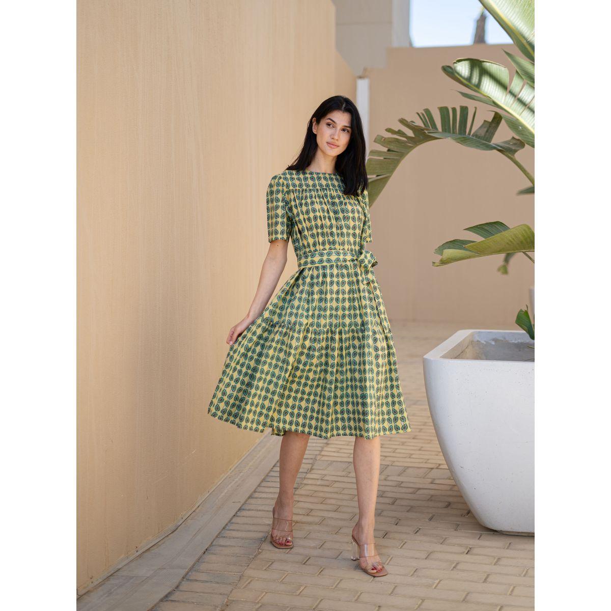 فستان بطول الركبة مطبع بالكامل مع كسرات-women-clothing-dresses-image-1