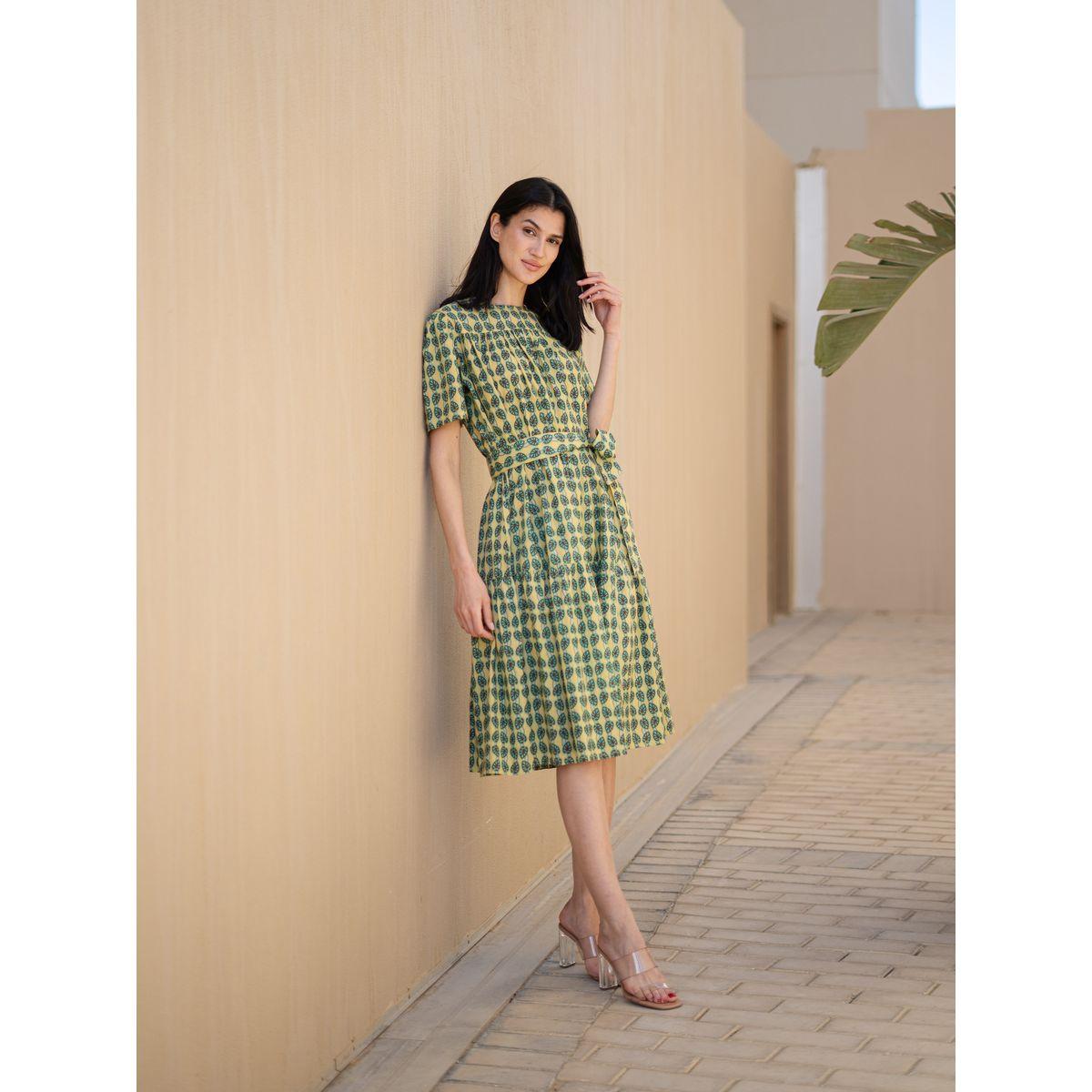 فستان بطول الركبة مطبع بالكامل مع كسرات-women-clothing-dresses-image-4