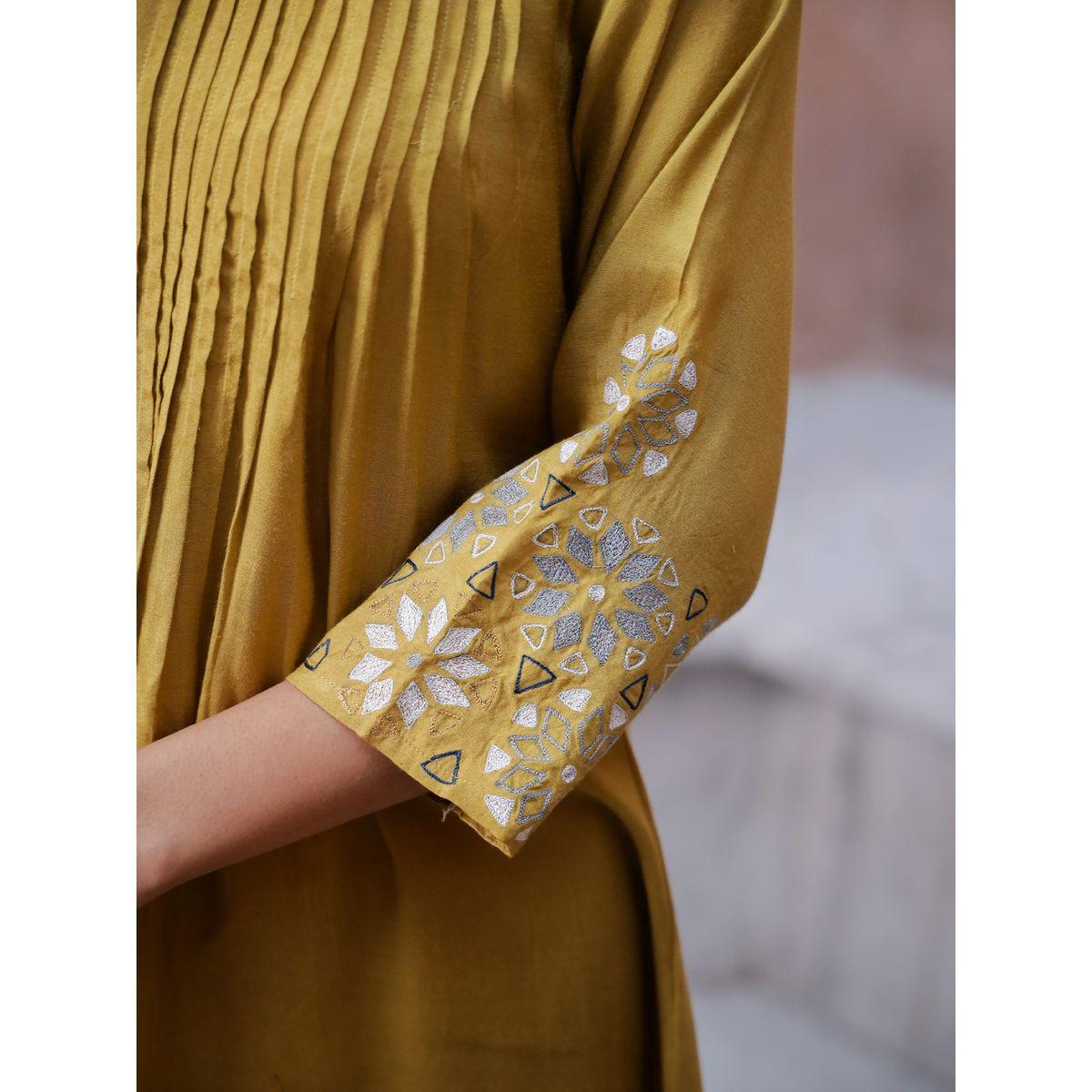 Sanskrutihomes Round Neck Floral Embroidered Longline Top and Pants Co-Ords-women-clothing-coordsets-image-7
