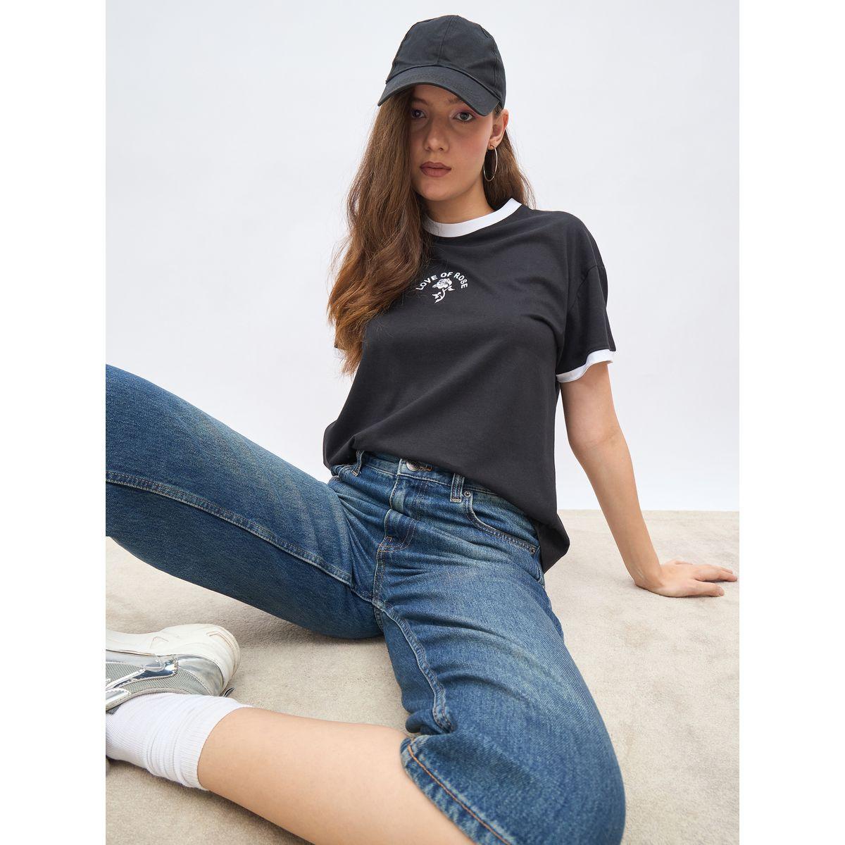 تيشيرت بقصة بوكسي وتفاصيل مُطرزة-women-clothing-tshirts-image-6