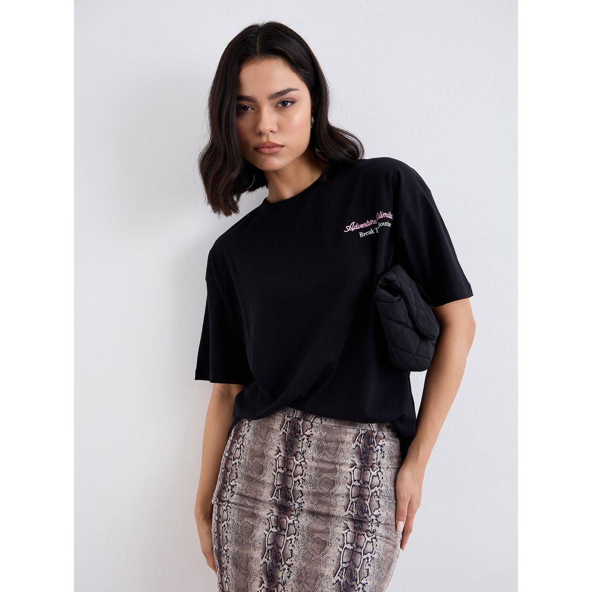 تيشيرت فضفاض بتفاصيل كتابة مُطرزة-women-clothing-tshirts-image-5