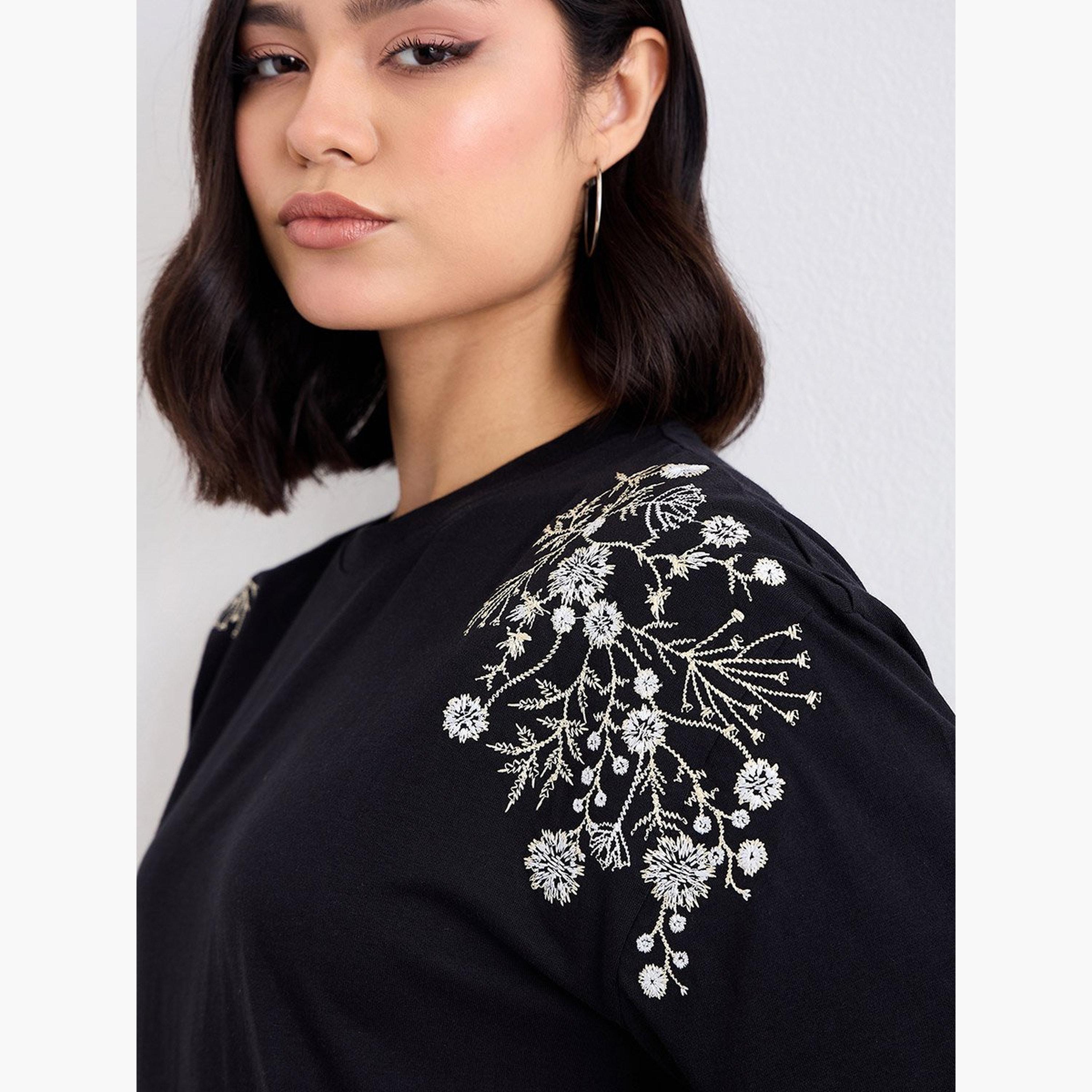 ستايلي - تي شيرت مقاس كبير بتفاصيل مطرزة بالزهور-women-clothing-tshirts-image-3