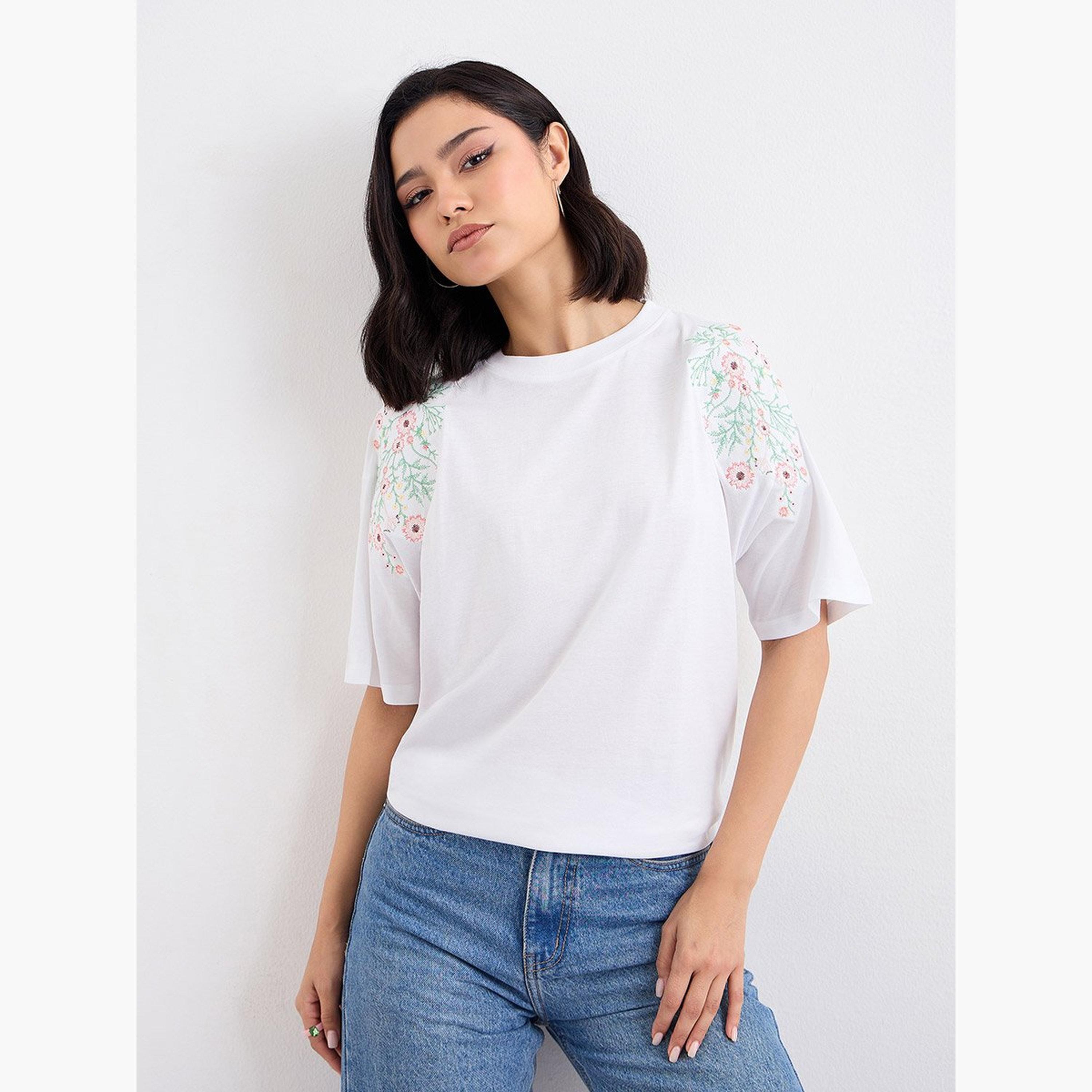 ستايلي - تي شيرت مقاس كبير بتفاصيل مطرزة بالزهور-women-clothing-tshirts-image-1