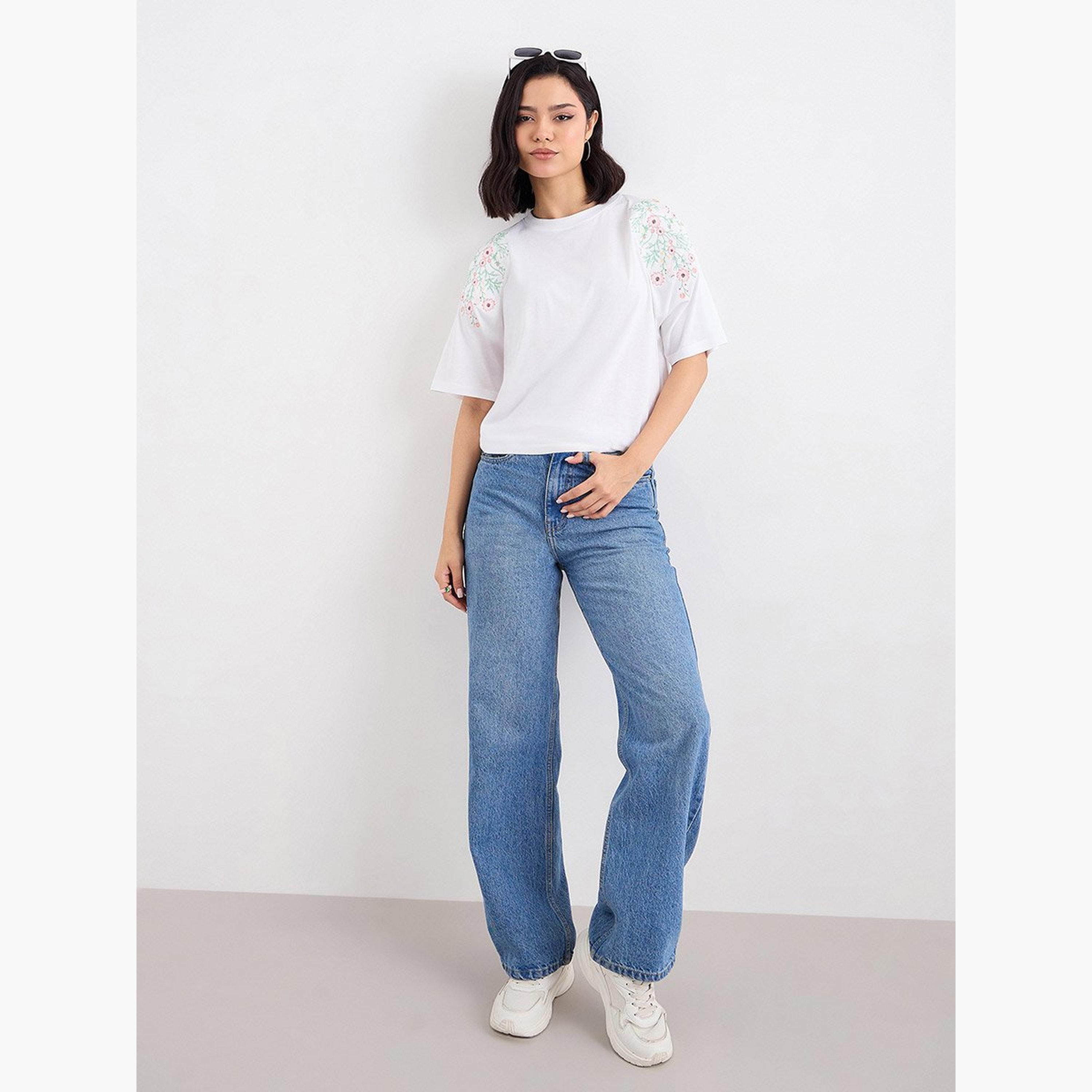 ستايلي - تي شيرت مقاس كبير بتفاصيل مطرزة بالزهور-women-clothing-tshirts-image-2