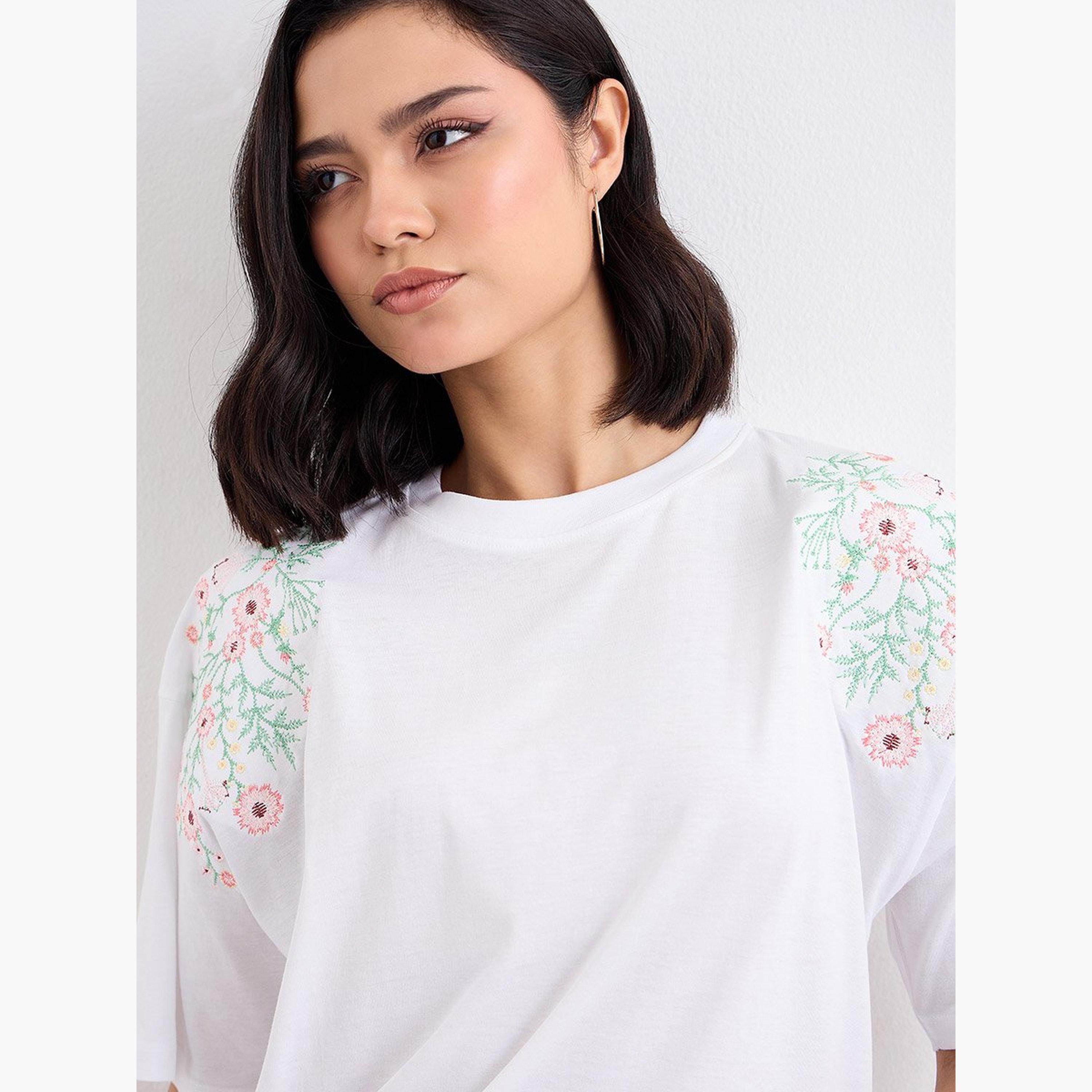 ستايلي - تي شيرت مقاس كبير بتفاصيل مطرزة بالزهور-women-clothing-tshirts-image-3