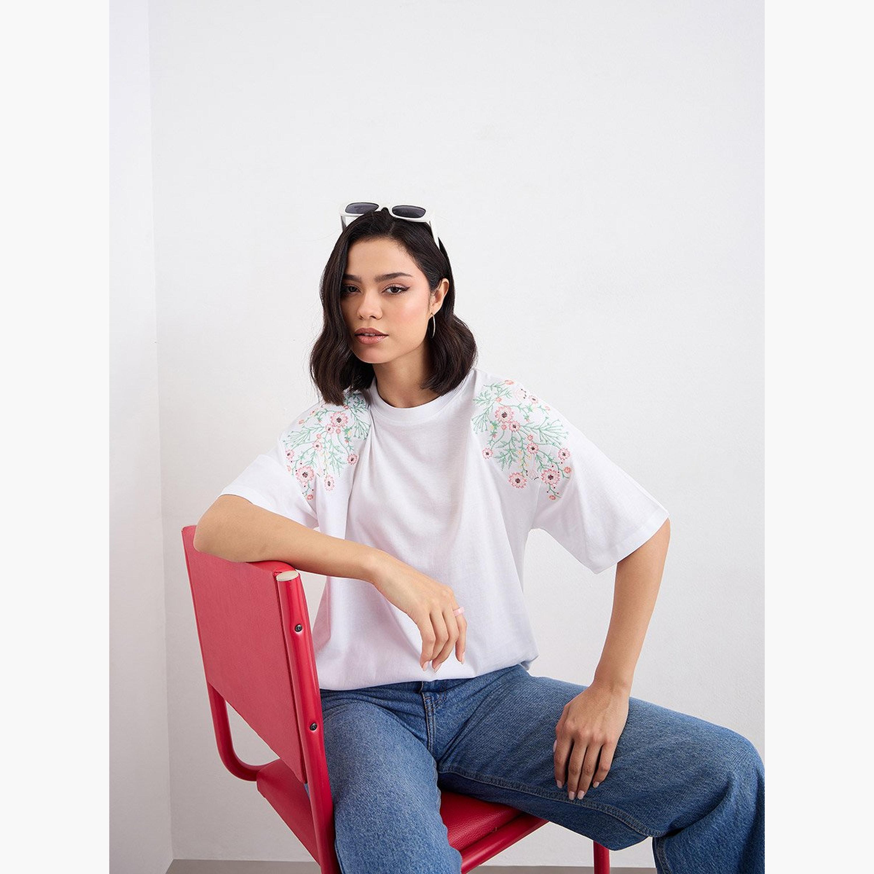 ستايلي - تي شيرت مقاس كبير بتفاصيل مطرزة بالزهور-women-clothing-tshirts-image-5