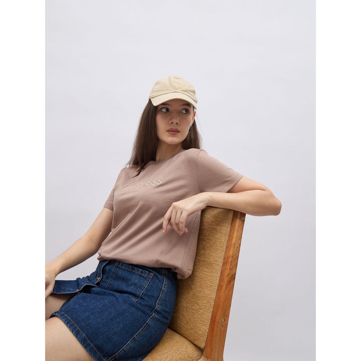 تيشيرت بتفاصيل كتابة مُطرزة مع أكمام قصيرة-women-clothing-tshirts-image-6
