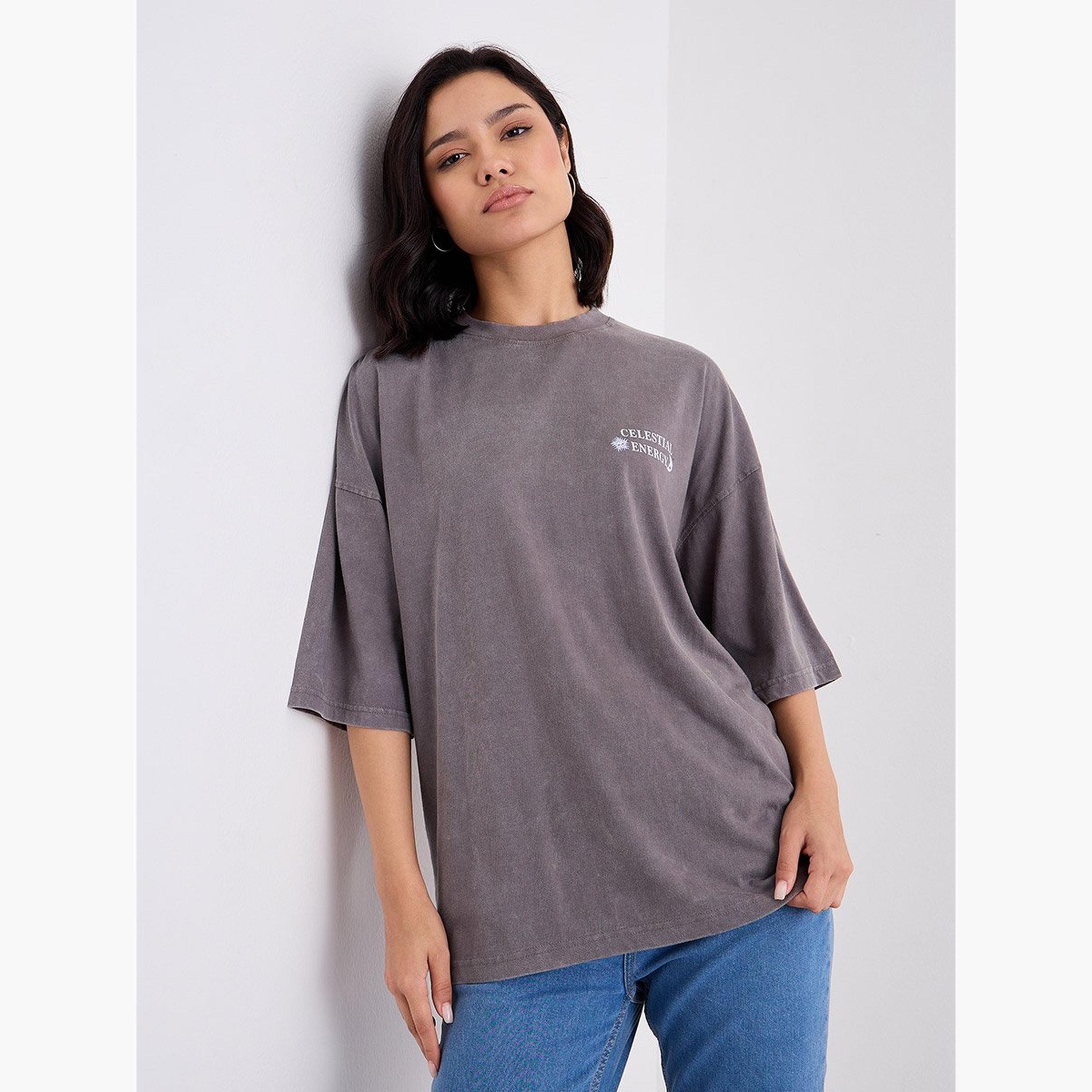 ستايلي - تي شيرت مقاس كبير بطبعة جرافيكية صبغة بتأثير مادة حمضية-women-clothing-tshirts-image-1