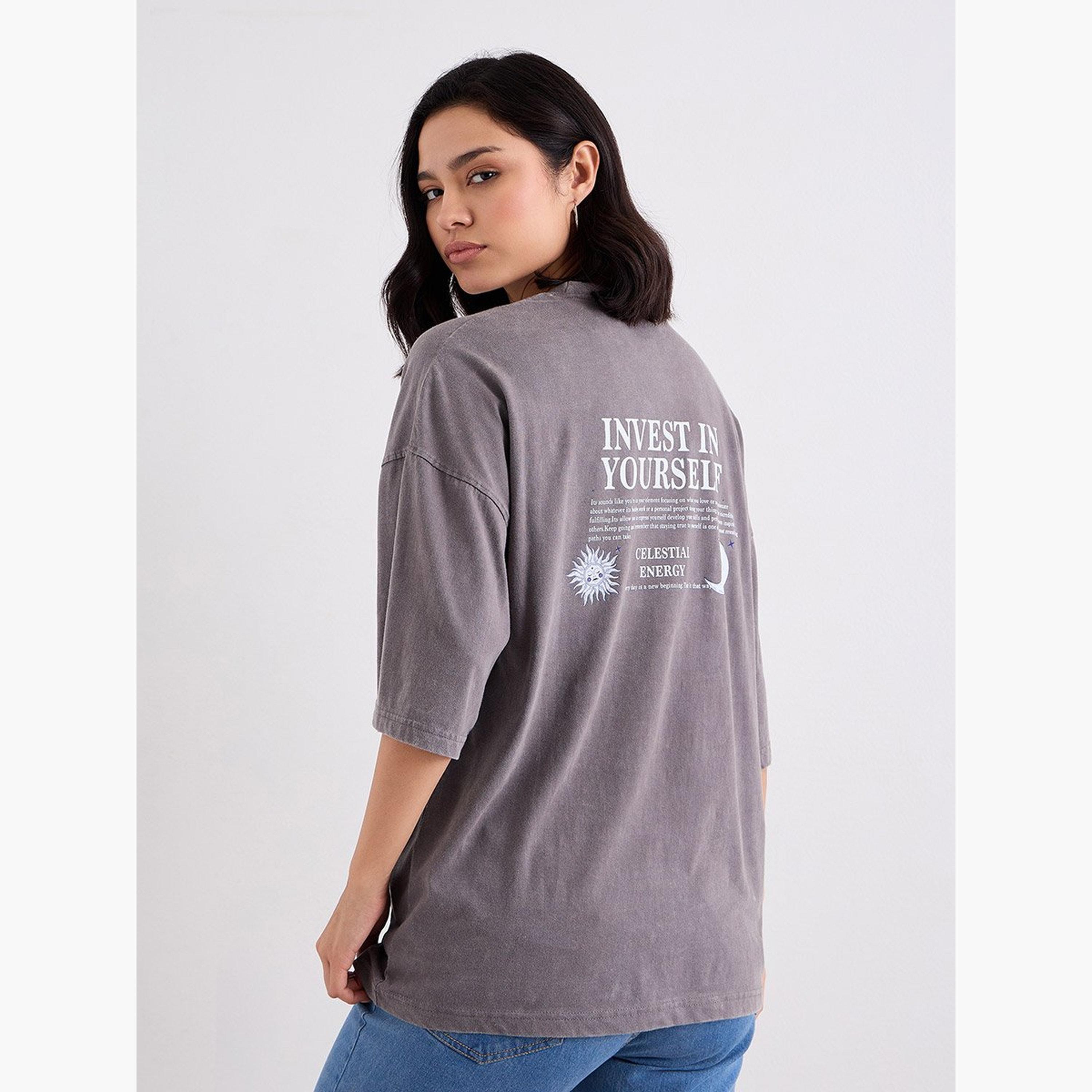 ستايلي - تي شيرت مقاس كبير بطبعة جرافيكية صبغة بتأثير مادة حمضية-women-clothing-tshirts-image-4