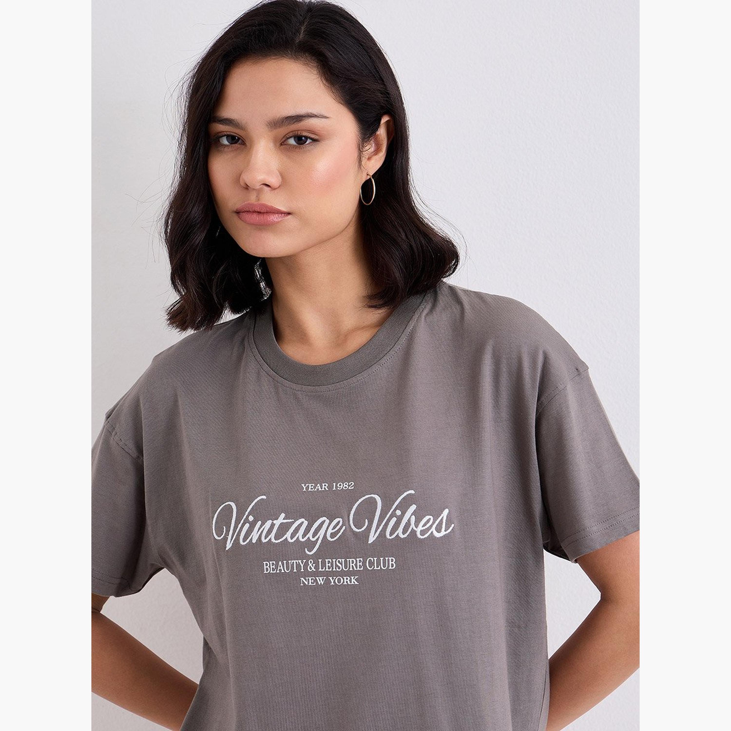 ستايلي - تي شيرت مربع الشكل مطرز بشعار-women-clothing-tshirts-image-3