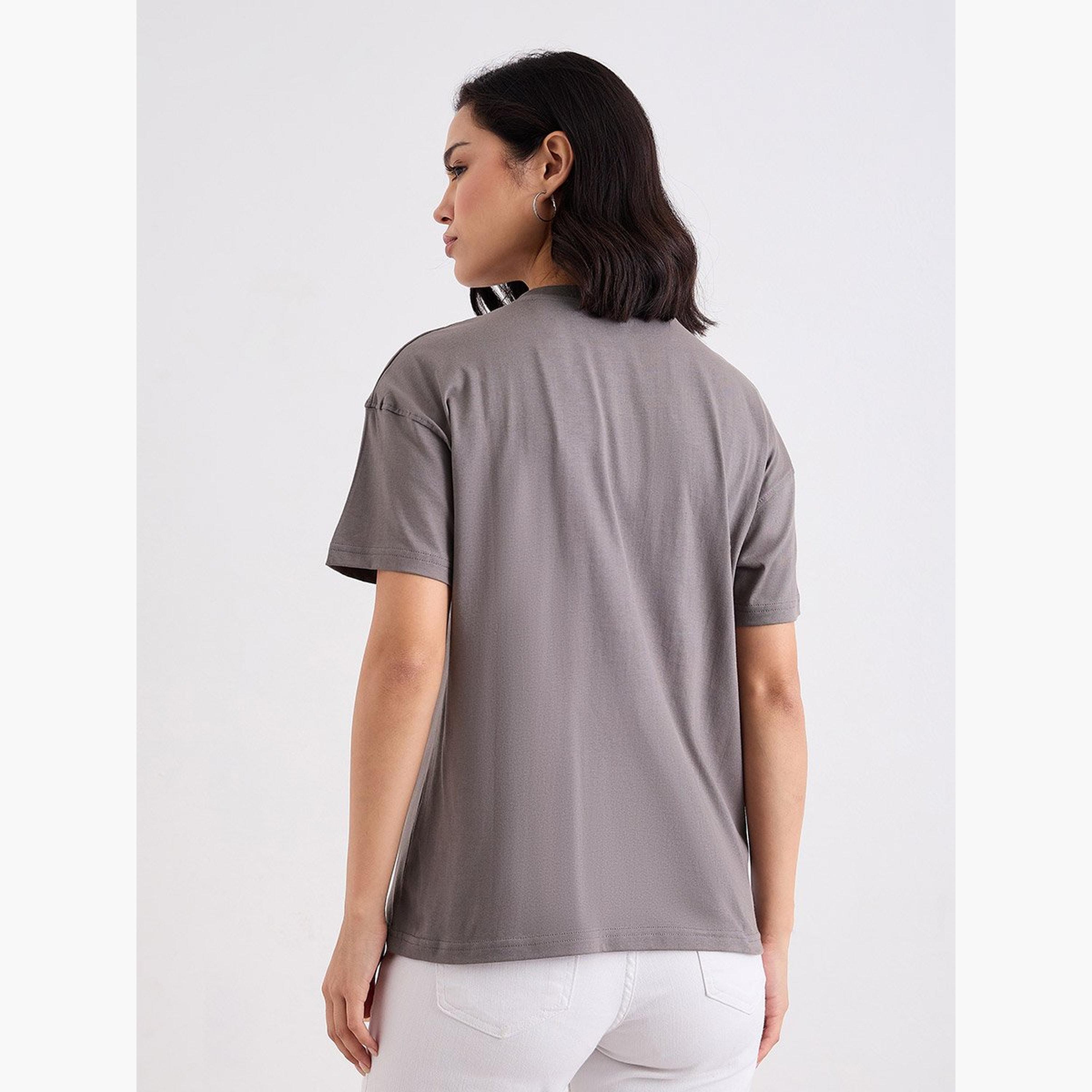 ستايلي - تي شيرت مربع الشكل مطرز بشعار-women-clothing-tshirts-image-4